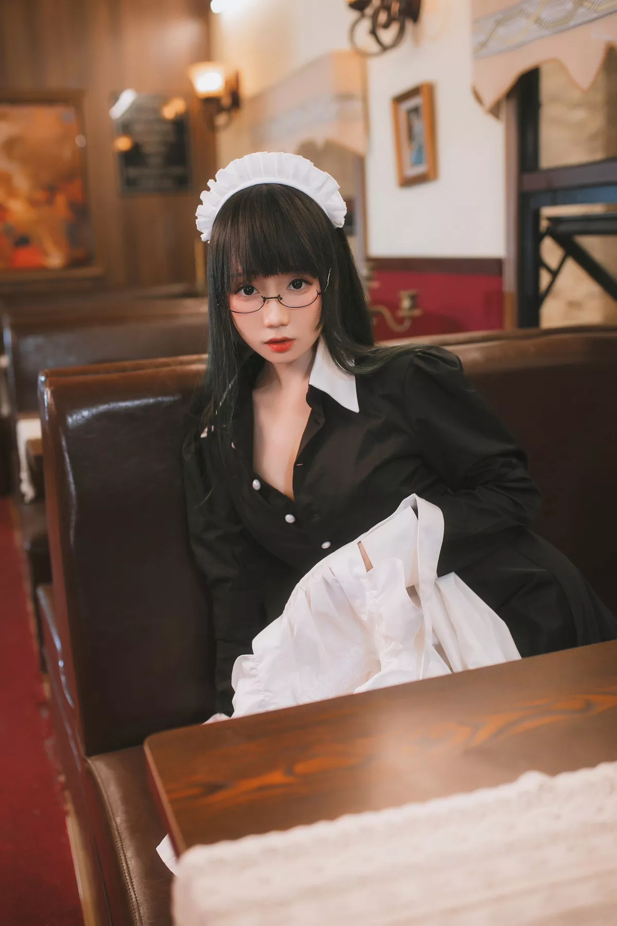 网络美女焖焖碳女仆主题性感黑白女仆裙半撩露白色蕾丝袜秀白嫩美腿诱惑写真33P