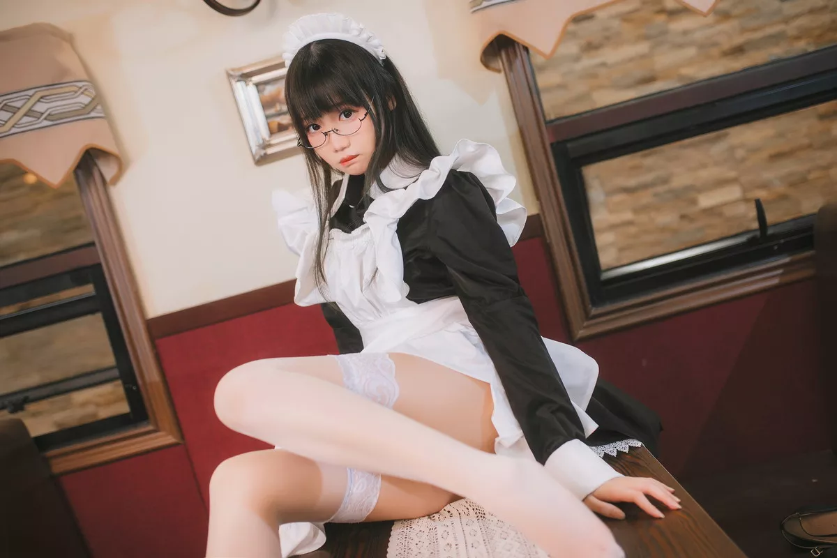 网络美女焖焖碳女仆主题性感黑白女仆裙半撩露白色蕾丝袜秀白嫩美腿诱惑写真33P