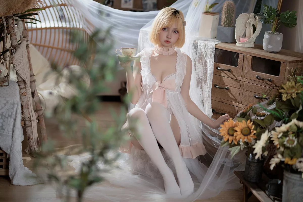 Coser美女洛桑w伊梓暖冬日记主题私房半脱露性感白色内衣配白丝袜迷人写真32P