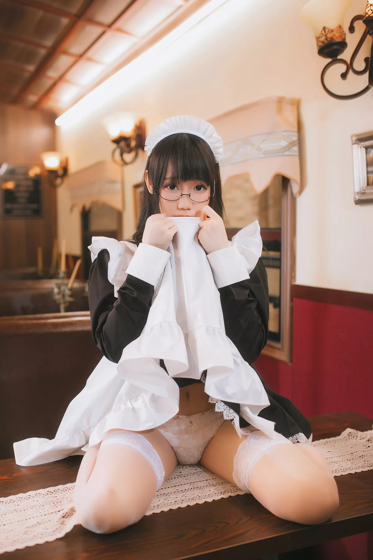 网络美女焖焖碳女仆主题性感黑白女仆裙半撩露白色蕾丝袜秀白嫩美腿诱惑写真33P