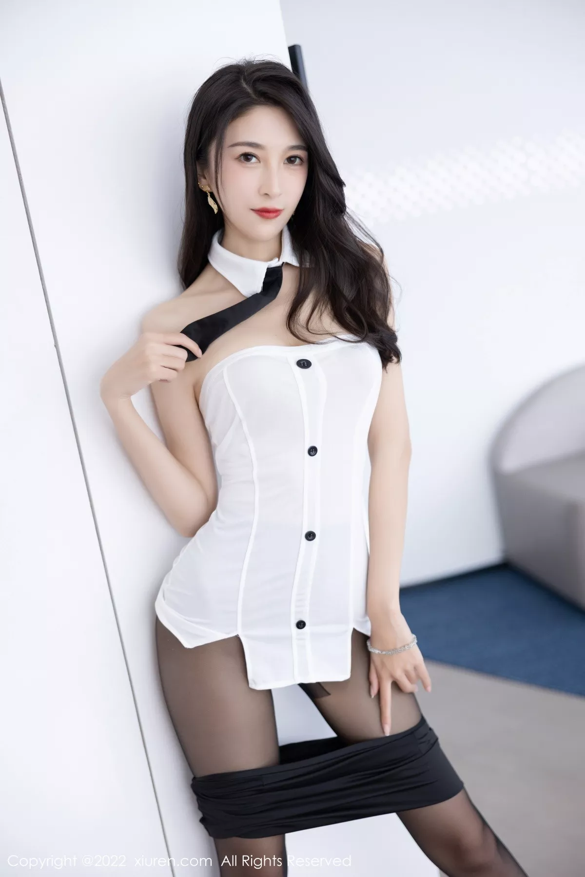 XiuRen第5995期_模特林乐一白色露肩衣配黑短裙露超薄黑丝秀曼妙身姿诱惑写真88P