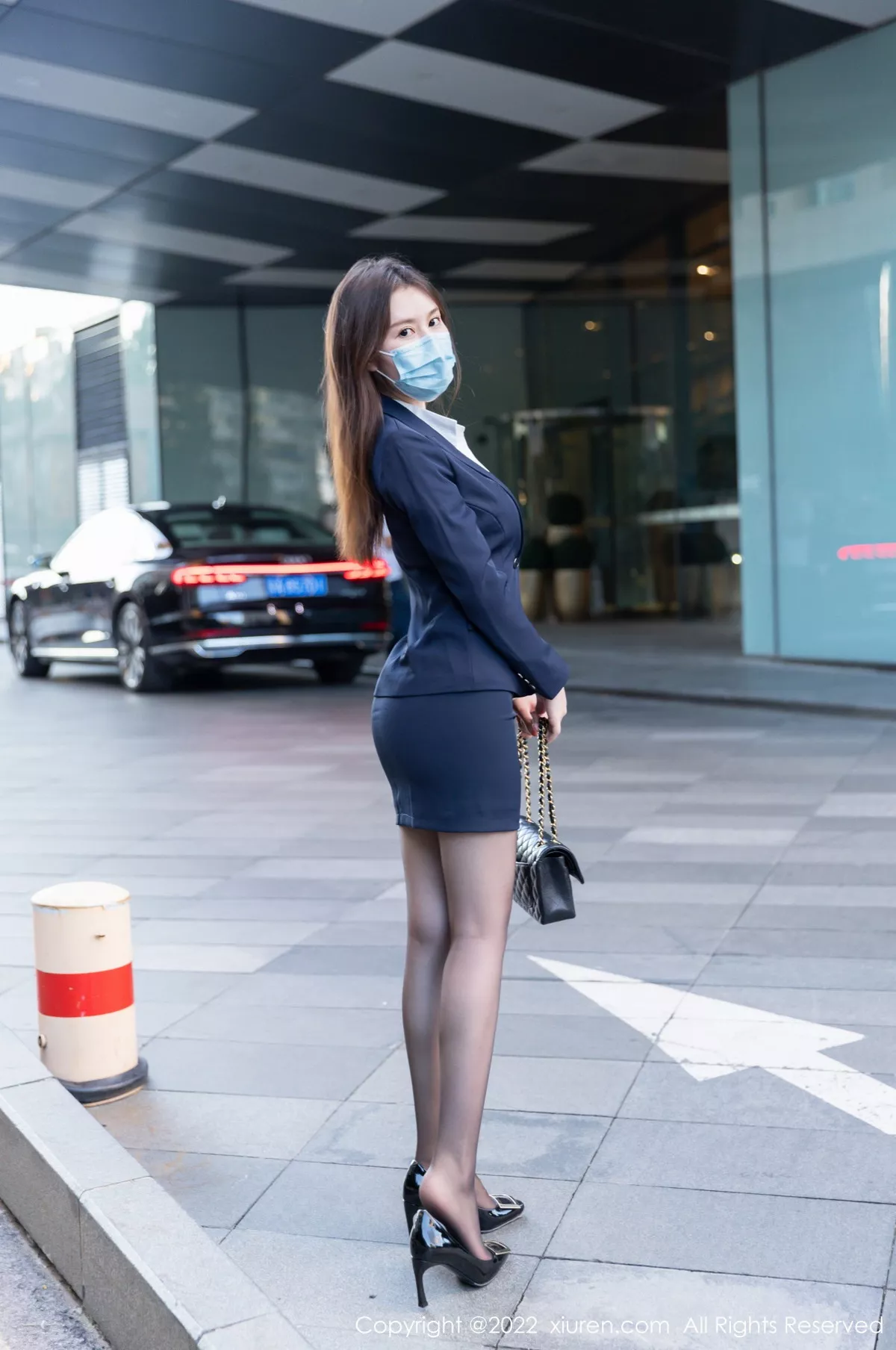 XiuRen第5993期_模特吴雪瑶脱OL制服露白色蕾丝内衣配无内黑丝秀翘臀诱惑写真60P