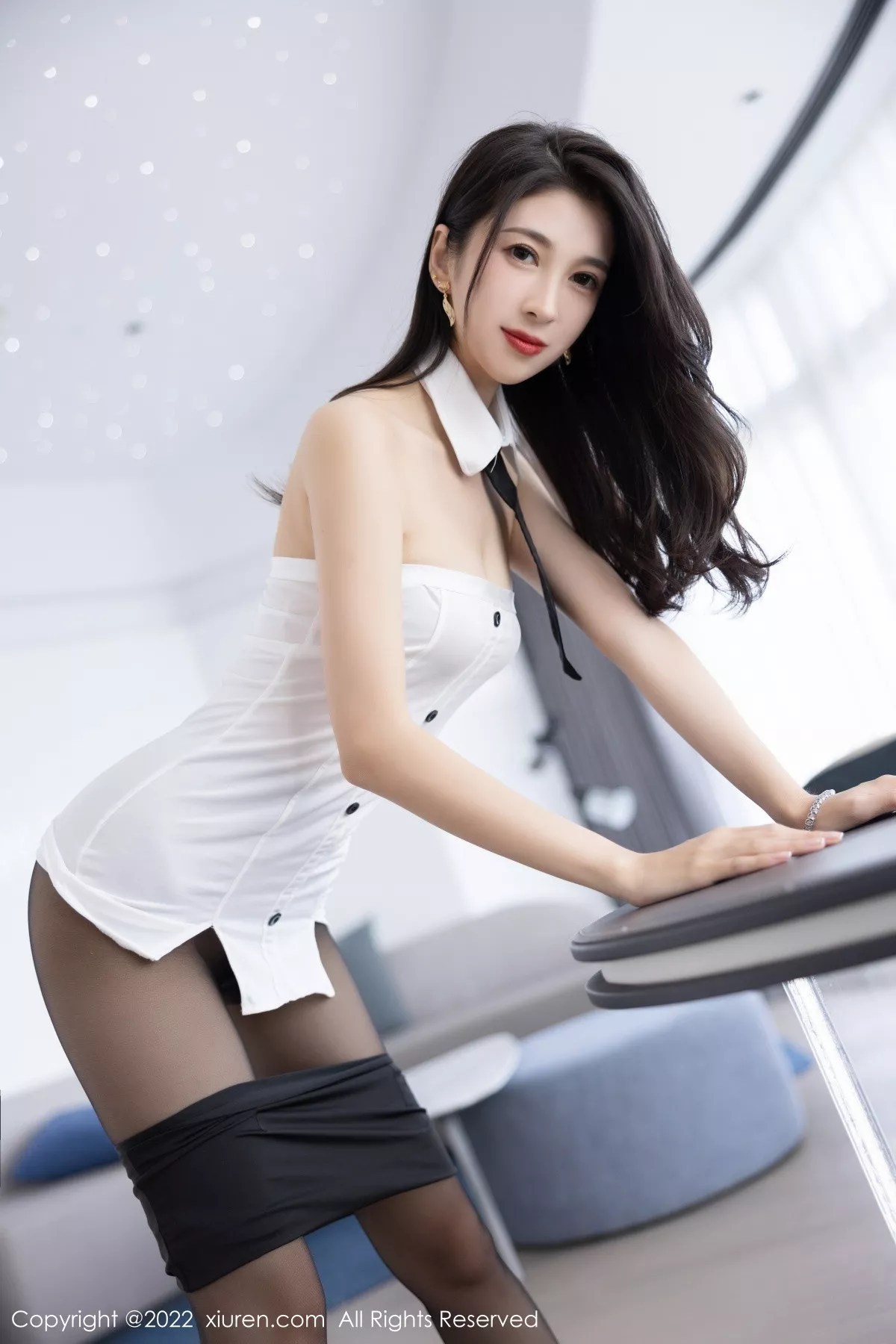 XiuRen第5995期_模特林乐一白色露肩衣配黑短裙露超薄黑丝秀曼妙身姿诱惑写真88P