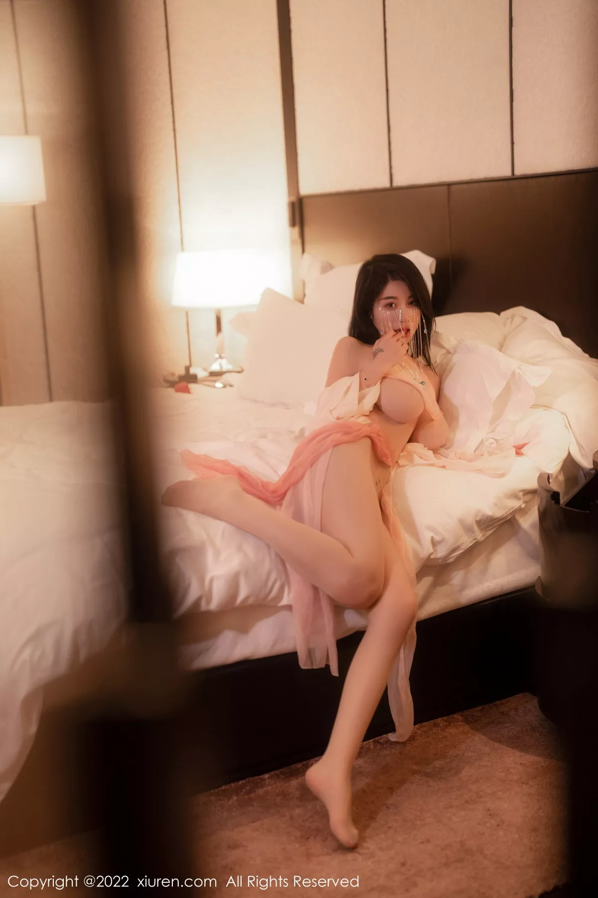 XiuRen第5994期_模特美七Mia西双版纳旅拍性感粉色布兜秀惹火身材极致诱惑写真66P