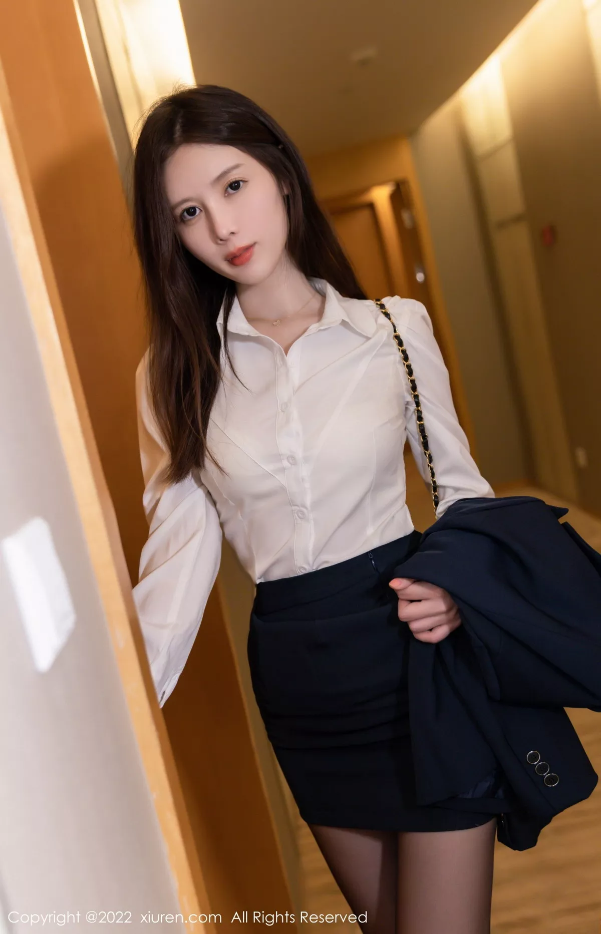 XiuRen第5993期_模特吴雪瑶脱OL制服露白色蕾丝内衣配无内黑丝秀翘臀诱惑写真60P