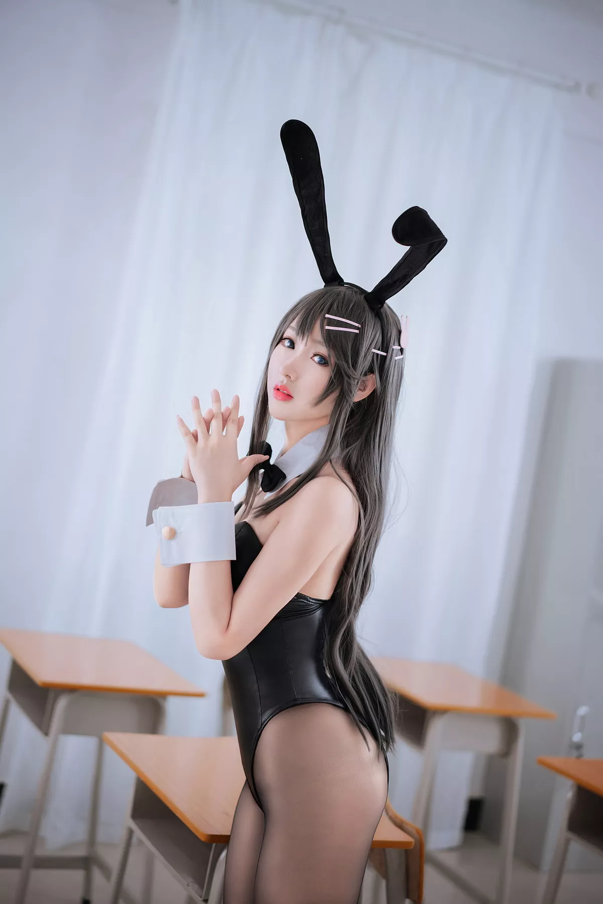 网络美女羽生三未兔女郎主题黑色皮质连体内衣配超薄黑丝秀翘臀美腿诱惑写真28P