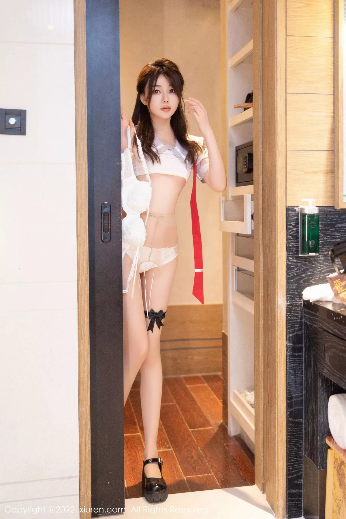 XiuRen第5996期_模特婠婠么私房脱性感制服露白色内衣配超薄肉丝迷人诱惑写真77P