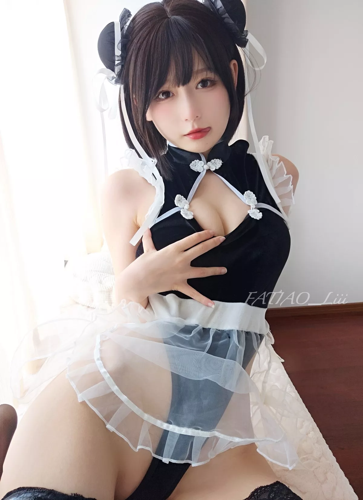 网络美女迷之呆梨中华小女仆主题性感黑色连体女仆配蕾丝袜秀翘臀美腿诱惑写真24P