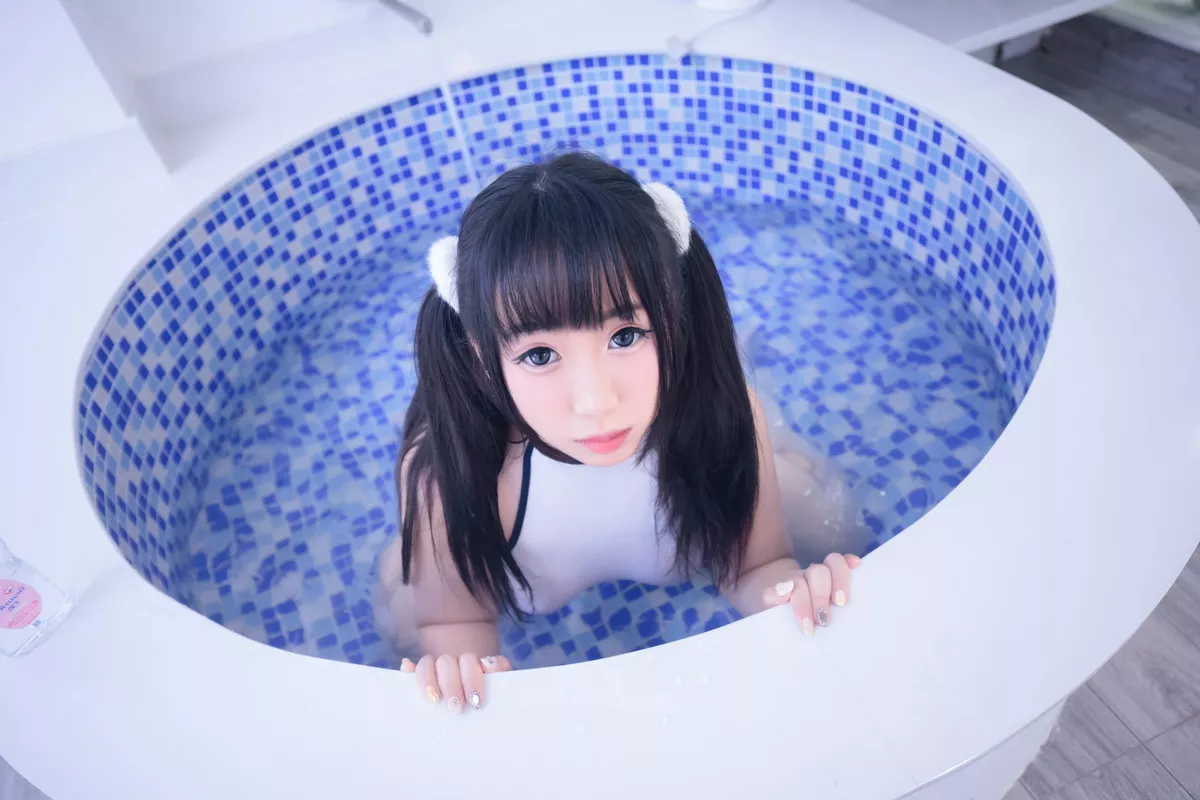 网络美女胡桃猫Kurumineko南半球竞泳主题私房浴室半脱露丁字裤秀翘臀诱惑写真137P
