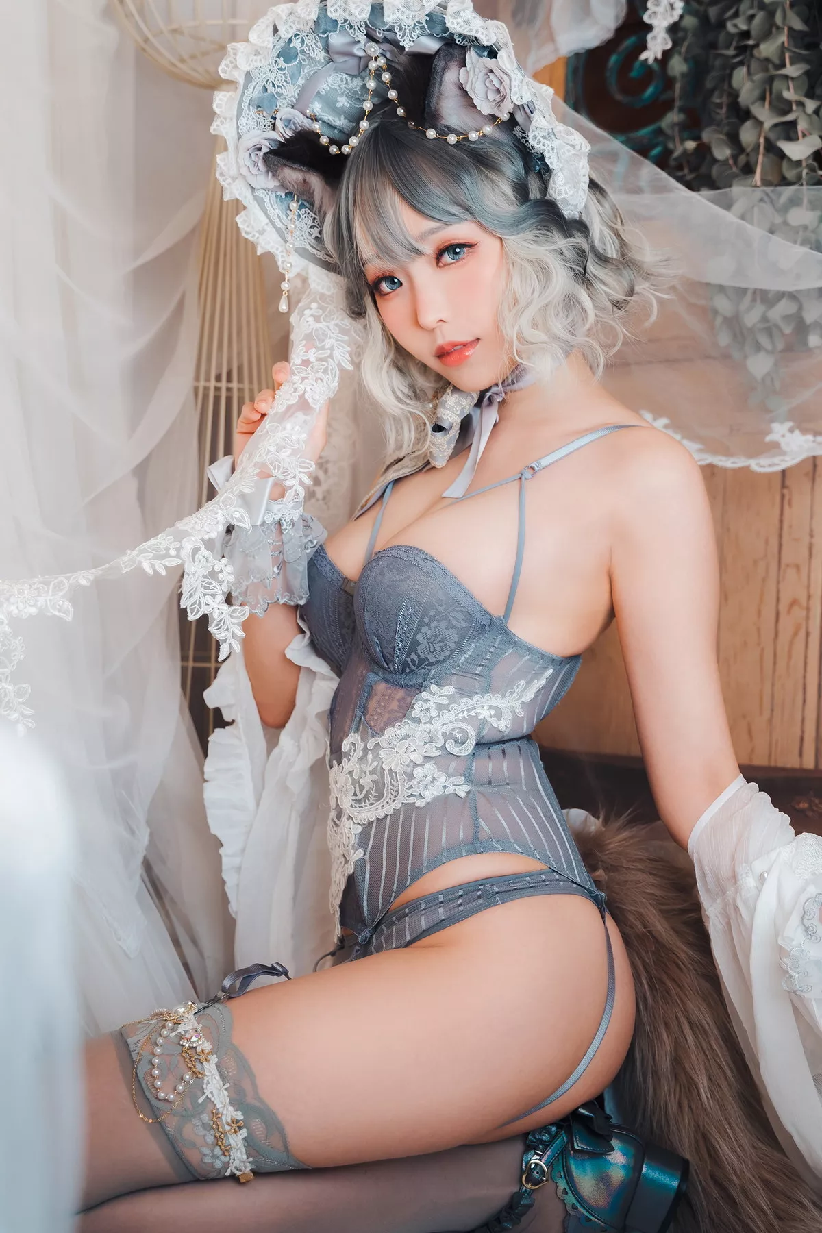 Coser妹子Ely_eee布偶猫少女主题灰色紧身内衣配蕾丝吊袜秀完美身材诱惑写真51P