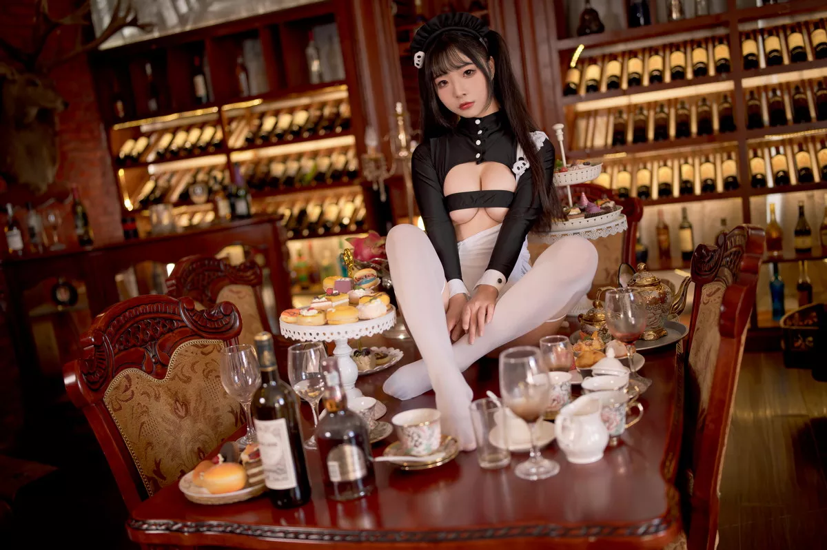 网络美女yuuhui玉汇熊猫女仆主题性感女仆装配白丝袜秀翘臀美腿撩人诱惑写真82P