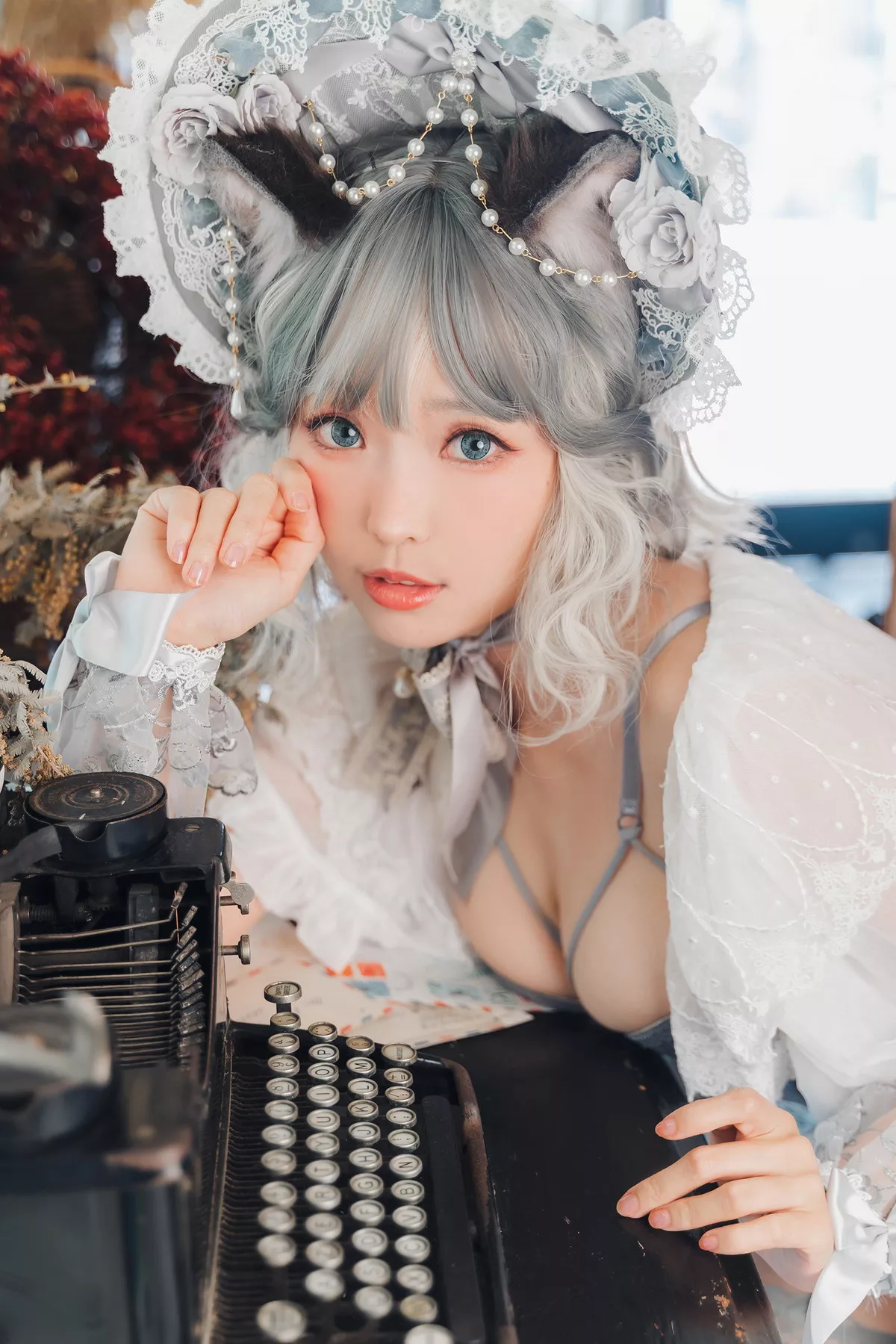 Coser妹子Ely_eee布偶猫少女主题灰色紧身内衣配蕾丝吊袜秀完美身材诱惑写真51P