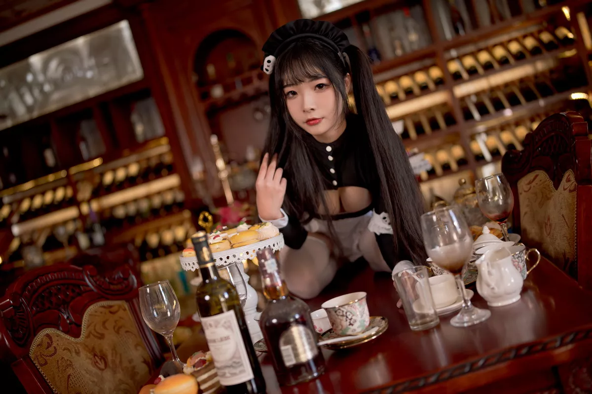 网络美女yuuhui玉汇熊猫女仆主题性感女仆装配白丝袜秀翘臀美腿撩人诱惑写真82P