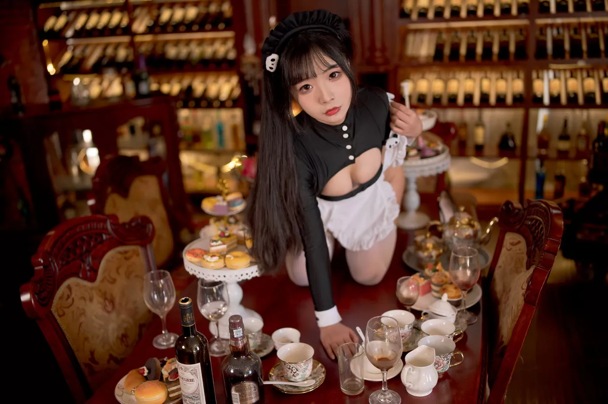 网络美女yuuhui玉汇熊猫女仆主题性感女仆装配白丝袜秀翘臀美腿撩人诱惑写真82P
