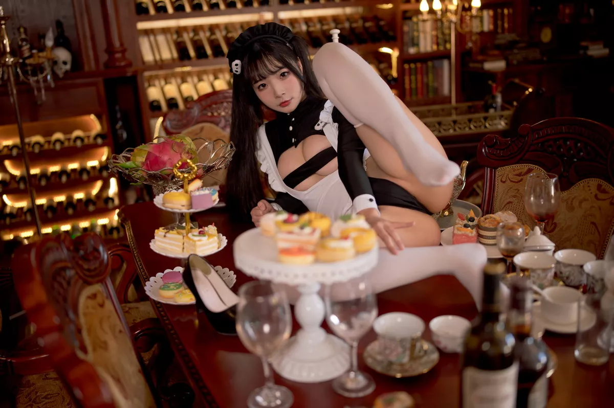 网络美女yuuhui玉汇熊猫女仆主题性感女仆装配白丝袜秀翘臀美腿撩人诱惑写真82P