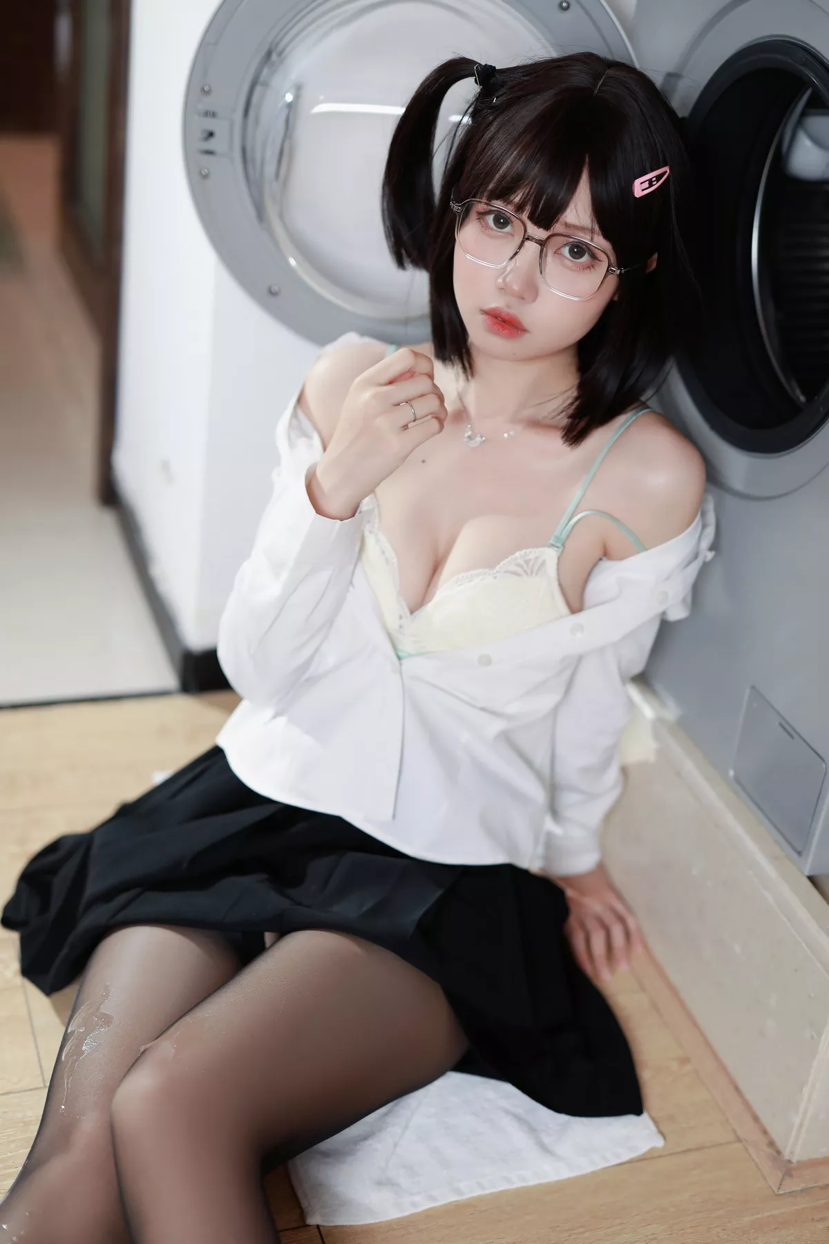 Coser美女洛桑w伊梓眼镜妹妹主题私房性感白T配黑短裙半脱露白色内衣诱惑写真32P