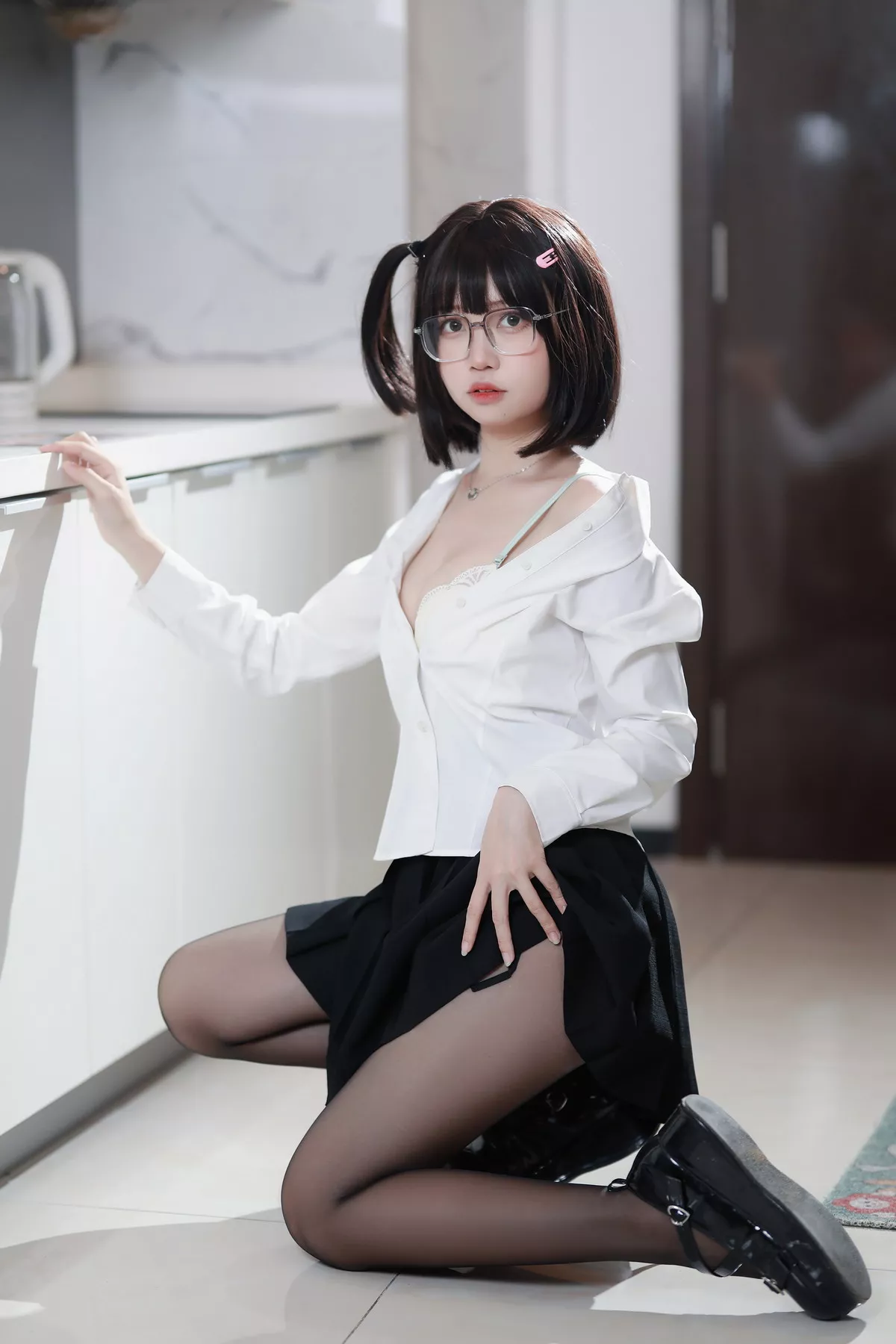 Coser美女洛桑w伊梓眼镜妹妹主题私房性感白T配黑短裙半脱露白色内衣诱惑写真32P