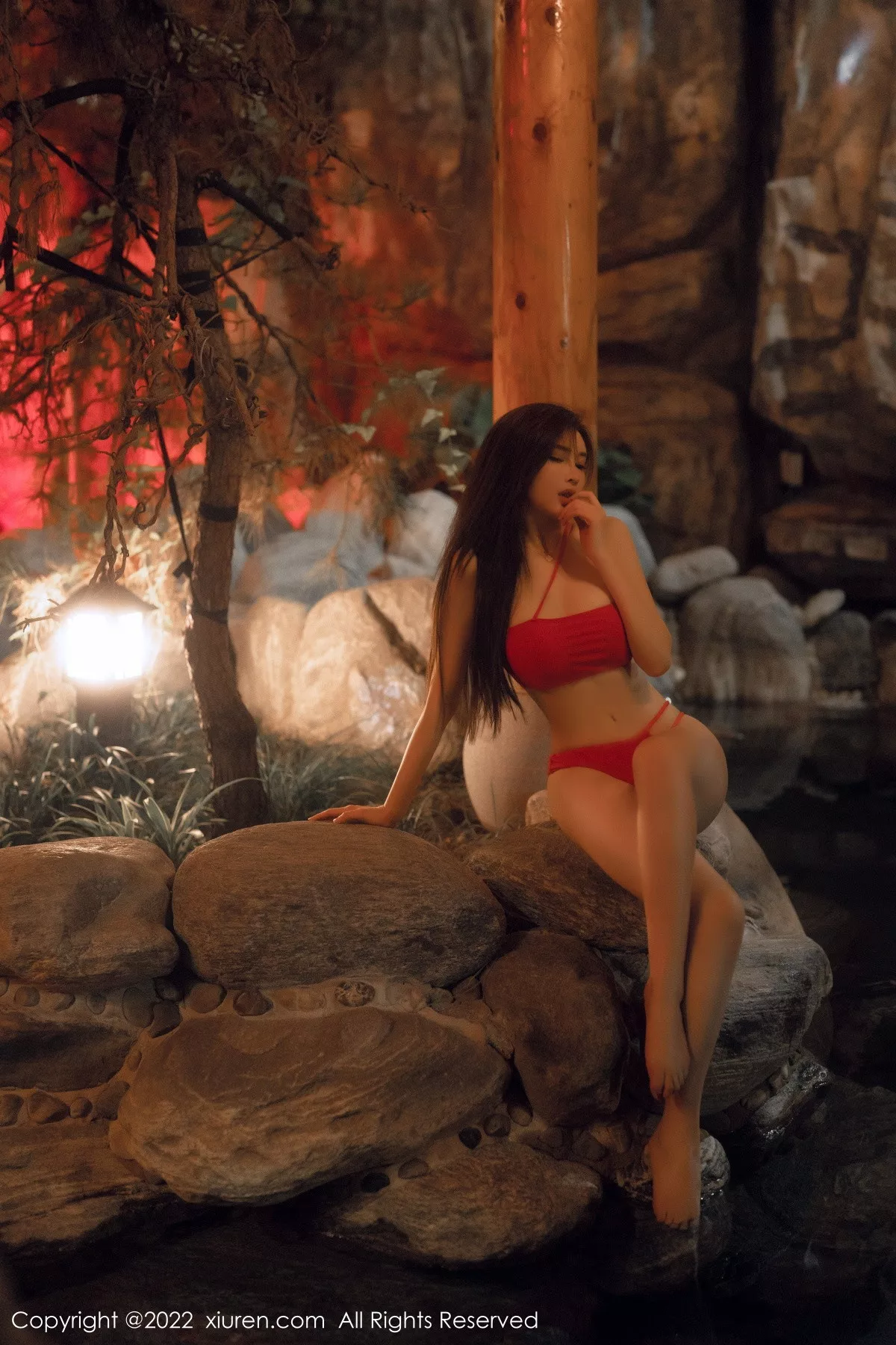 XiuRen第6014期_女神Carol周妍希温泉场景性感红色比基尼秀丰满身材诱惑写真58P