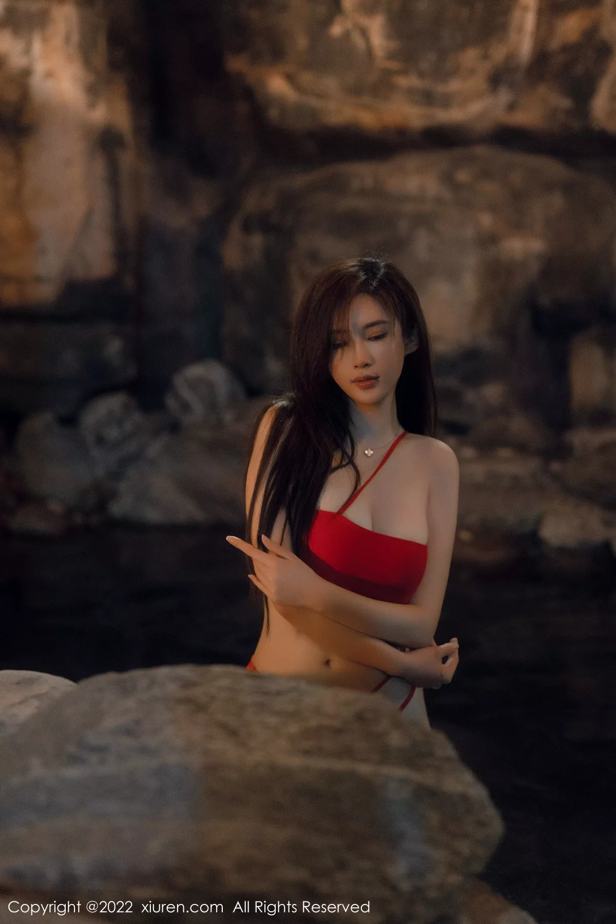 XiuRen第6014期_女神Carol周妍希温泉场景性感红色比基尼秀丰满身材诱惑写真58P