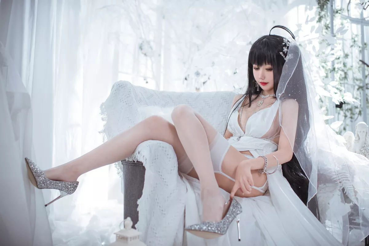 Coser美女仙女月大凤花嫁主题性感白色薄透婚纱配白丝吊袜秀惹火身材诱惑写真30P