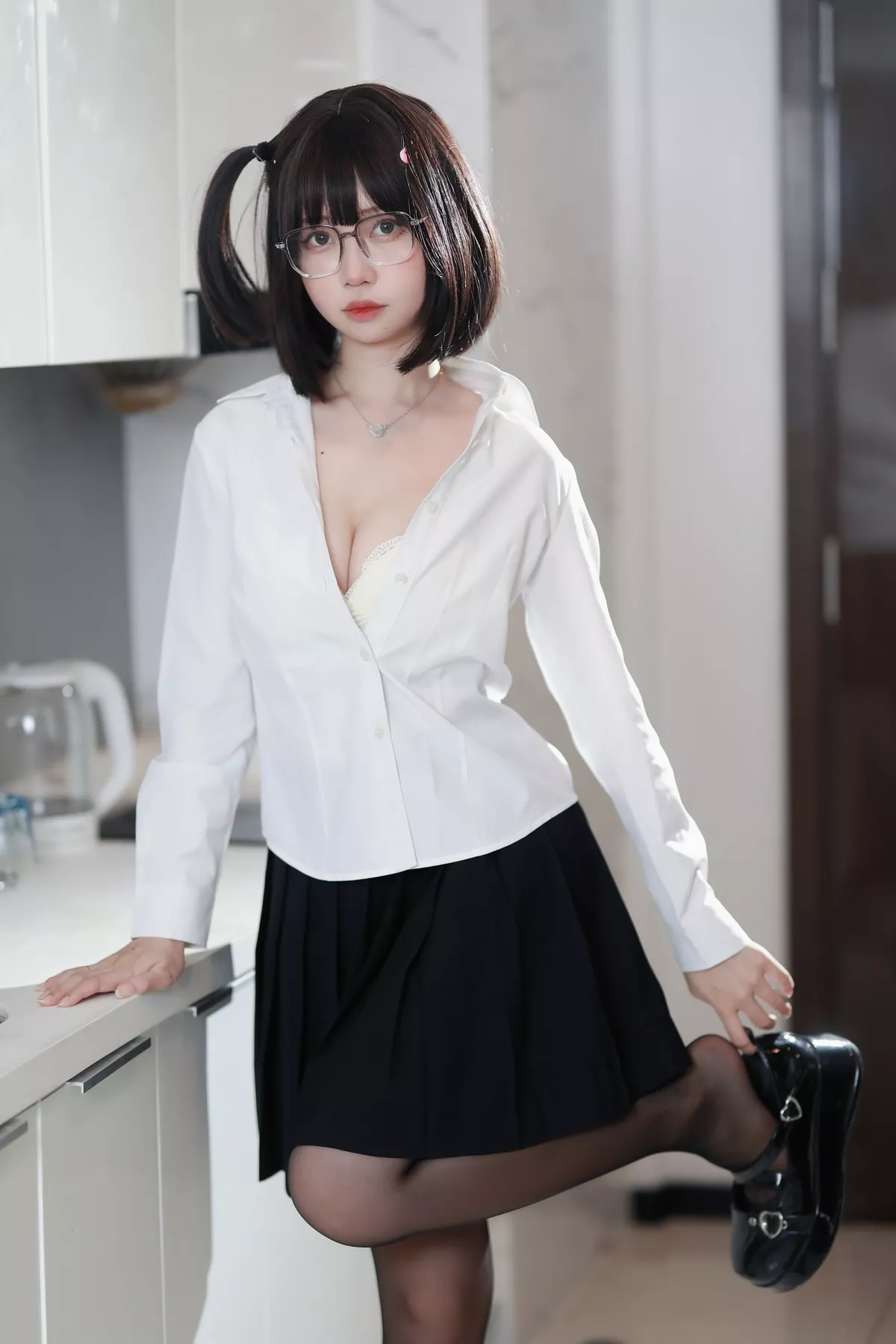 Coser美女洛桑w伊梓眼镜妹妹主题私房性感白T配黑短裙半脱露白色内衣诱惑写真32P