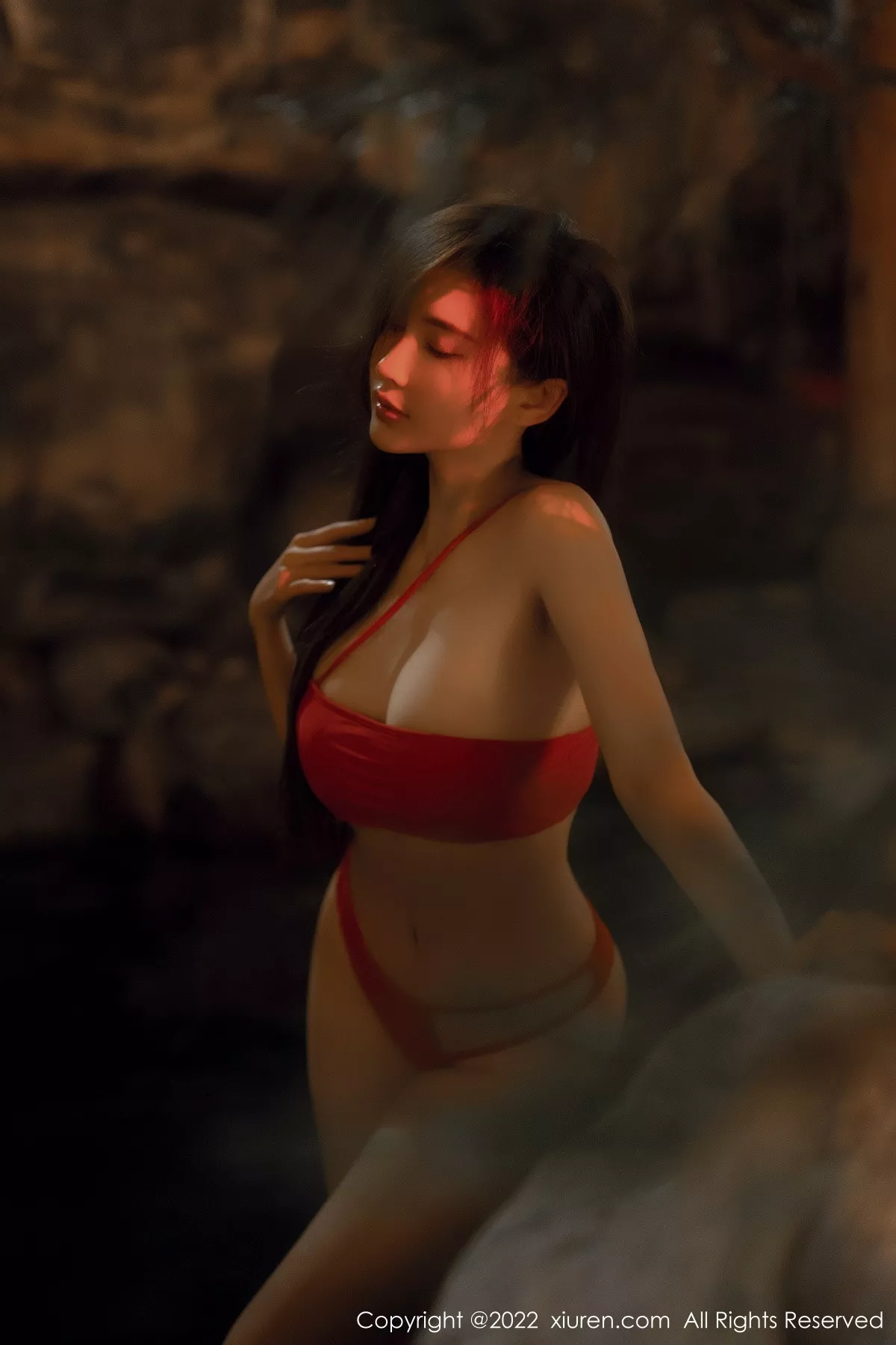 XiuRen第6014期_女神Carol周妍希温泉场景性感红色比基尼秀丰满身材诱惑写真58P