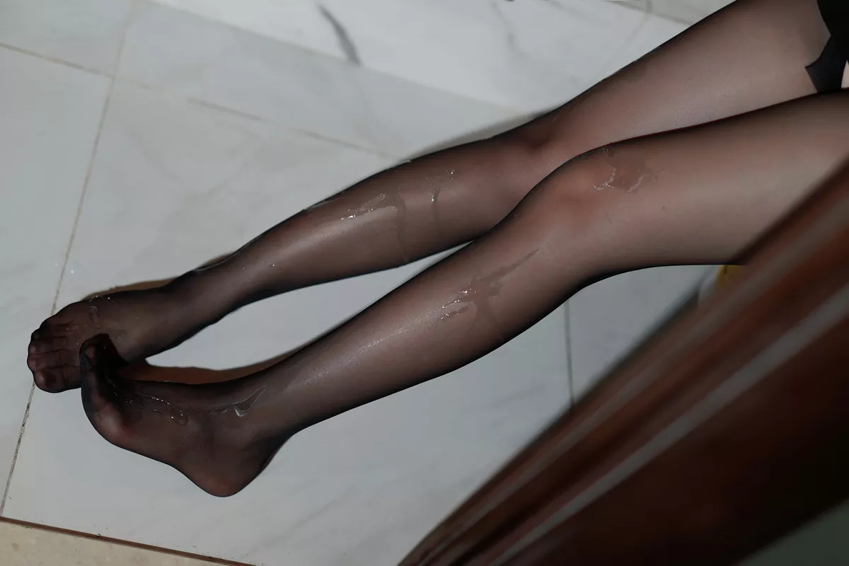 Coser美女洛桑w伊梓眼镜妹妹主题私房性感白T配黑短裙半脱露白色内衣诱惑写真32P