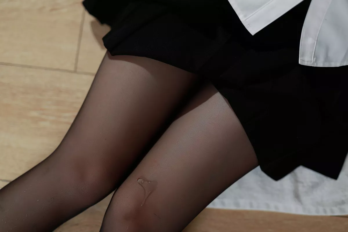 Coser美女洛桑w伊梓眼镜妹妹主题私房性感白T配黑短裙半脱露白色内衣诱惑写真32P