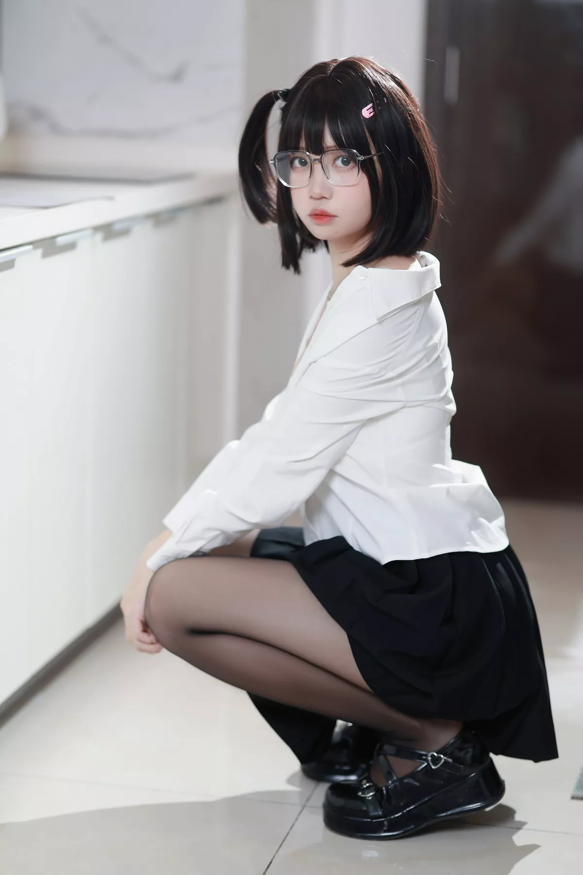 Coser美女洛桑w伊梓眼镜妹妹主题私房性感白T配黑短裙半脱露白色内衣诱惑写真32P