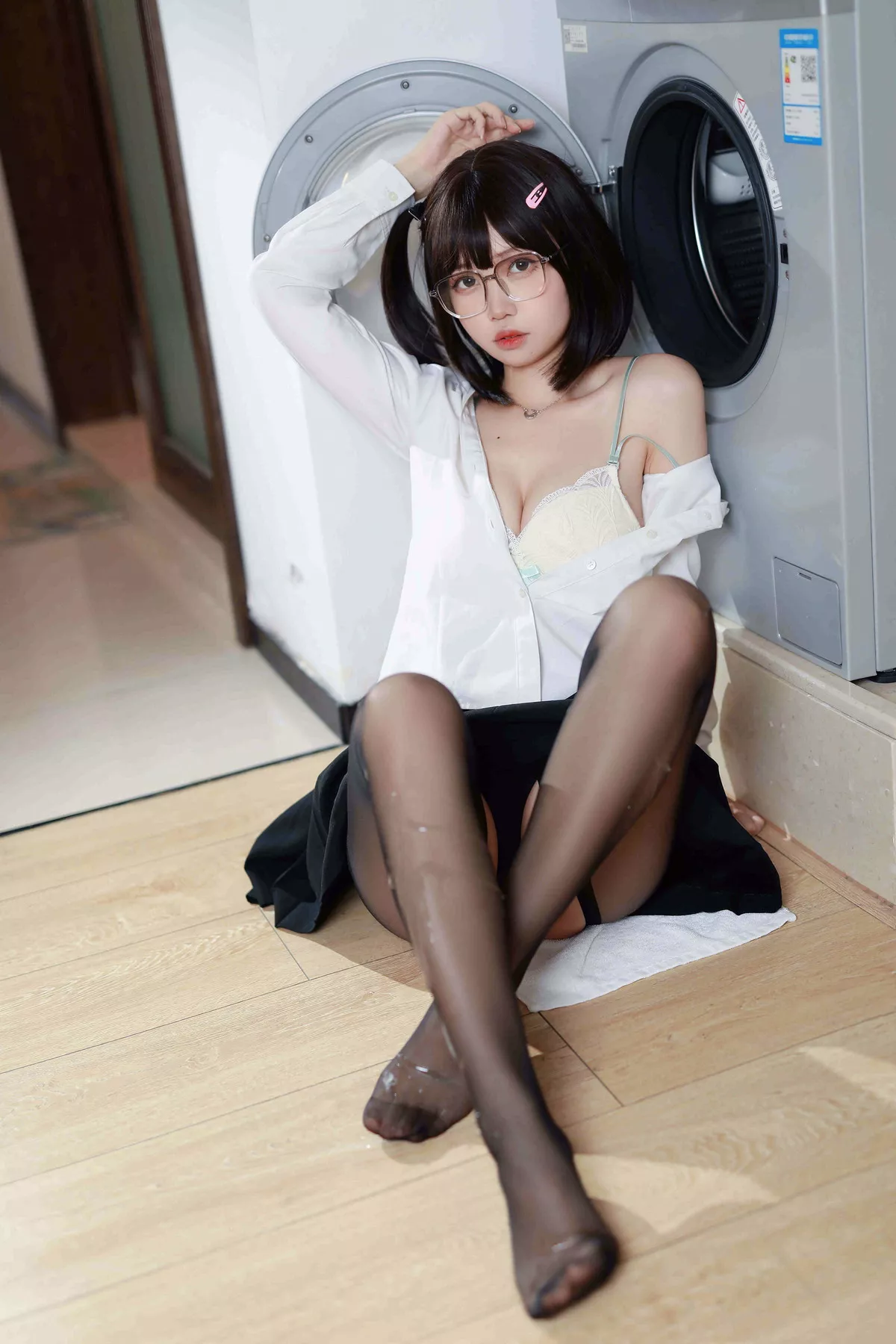 Coser美女洛桑w伊梓眼镜妹妹主题私房性感白T配黑短裙半脱露白色内衣诱惑写真32P