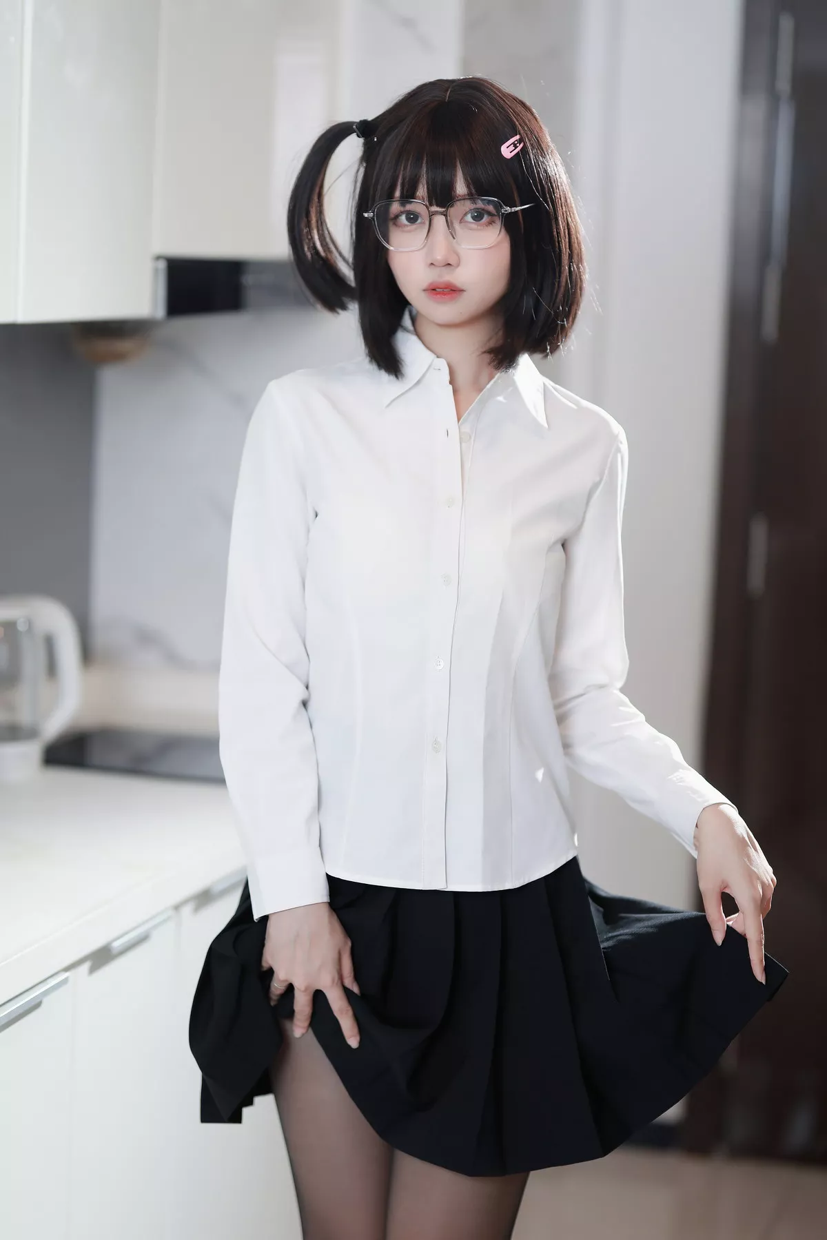Coser美女洛桑w伊梓眼镜妹妹主题私房性感白T配黑短裙半脱露白色内衣诱惑写真32P