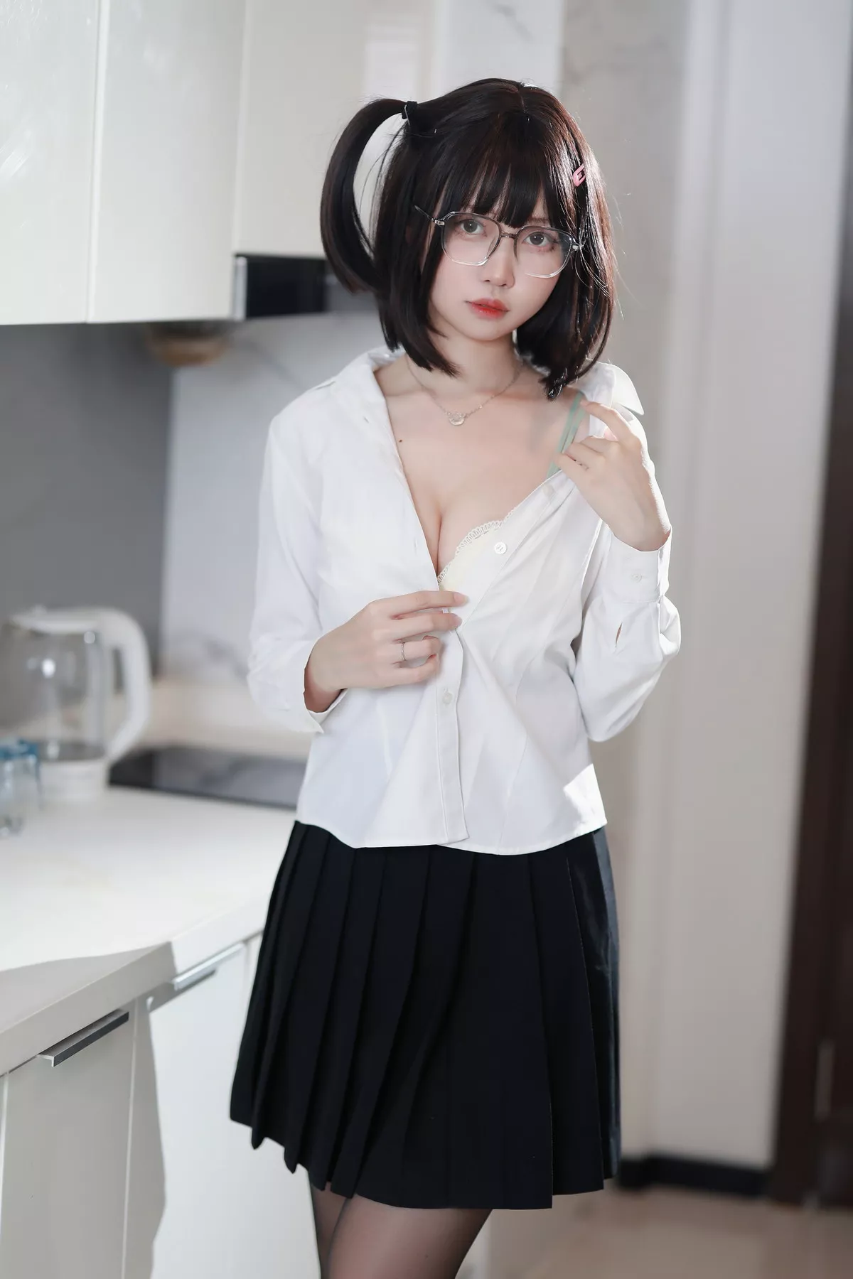 Coser美女洛桑w伊梓眼镜妹妹主题私房性感白T配黑短裙半脱露白色内衣诱惑写真32P