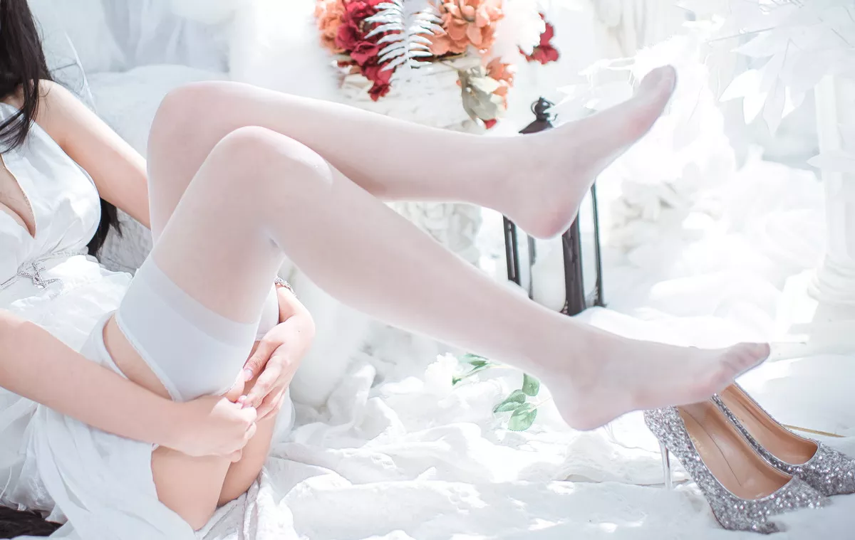 Coser美女仙女月大凤花嫁主题性感白色薄透婚纱配白丝吊袜秀惹火身材诱惑写真30P