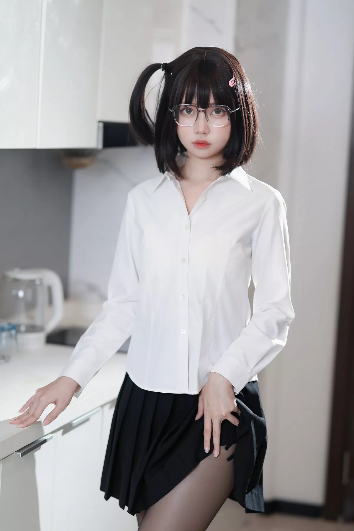 Coser美女洛桑w伊梓眼镜妹妹主题私房性感白T配黑短裙半脱露白色内衣诱惑写真32P