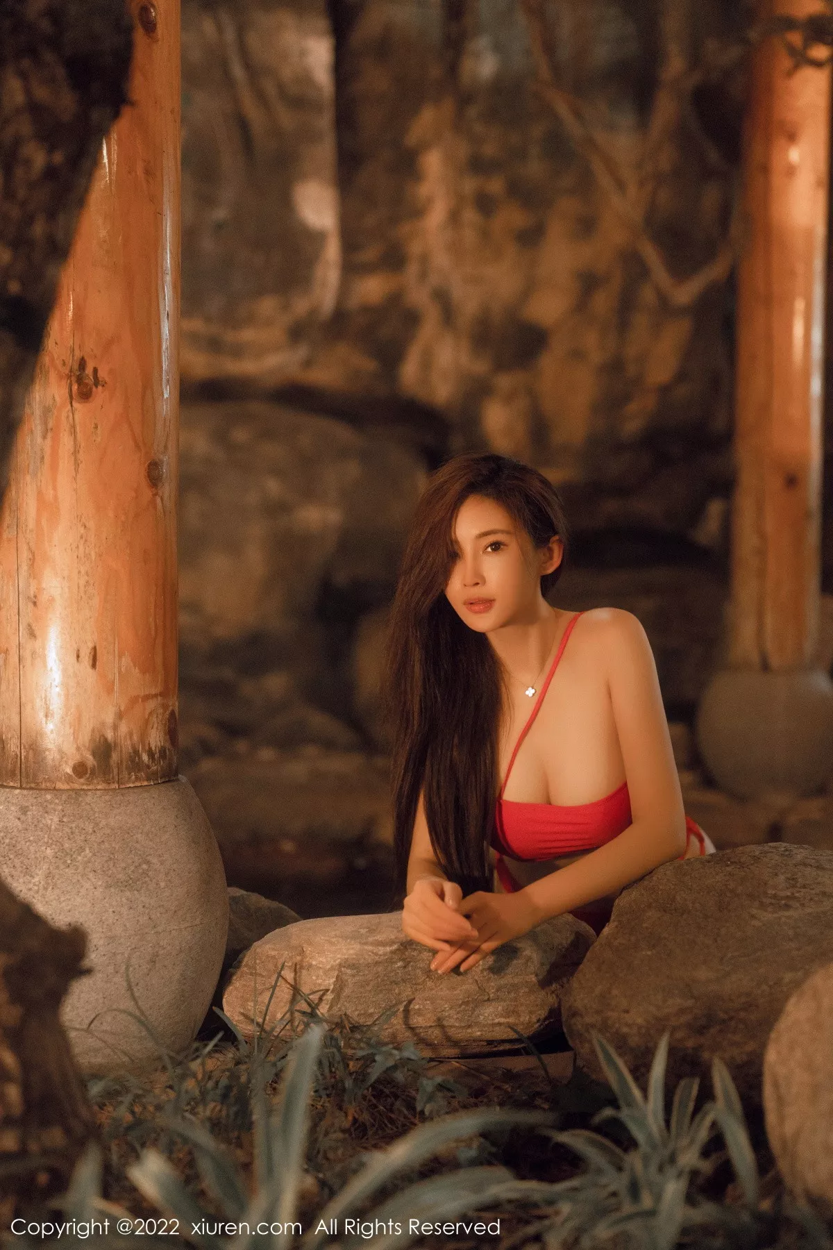 XiuRen第6014期_女神Carol周妍希温泉场景性感红色比基尼秀丰满身材诱惑写真58P