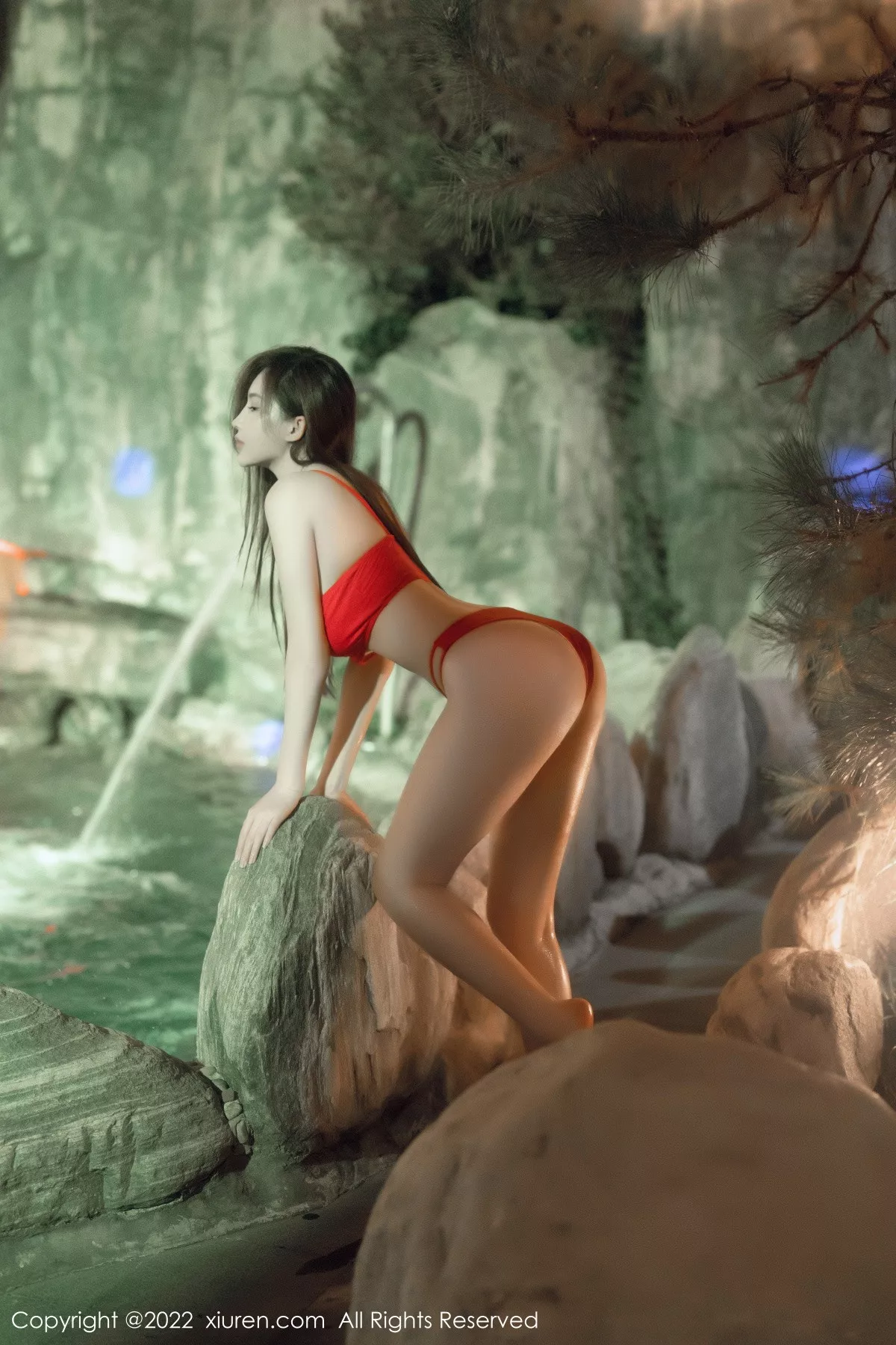 XiuRen第6014期_女神Carol周妍希温泉场景性感红色比基尼秀丰满身材诱惑写真58P