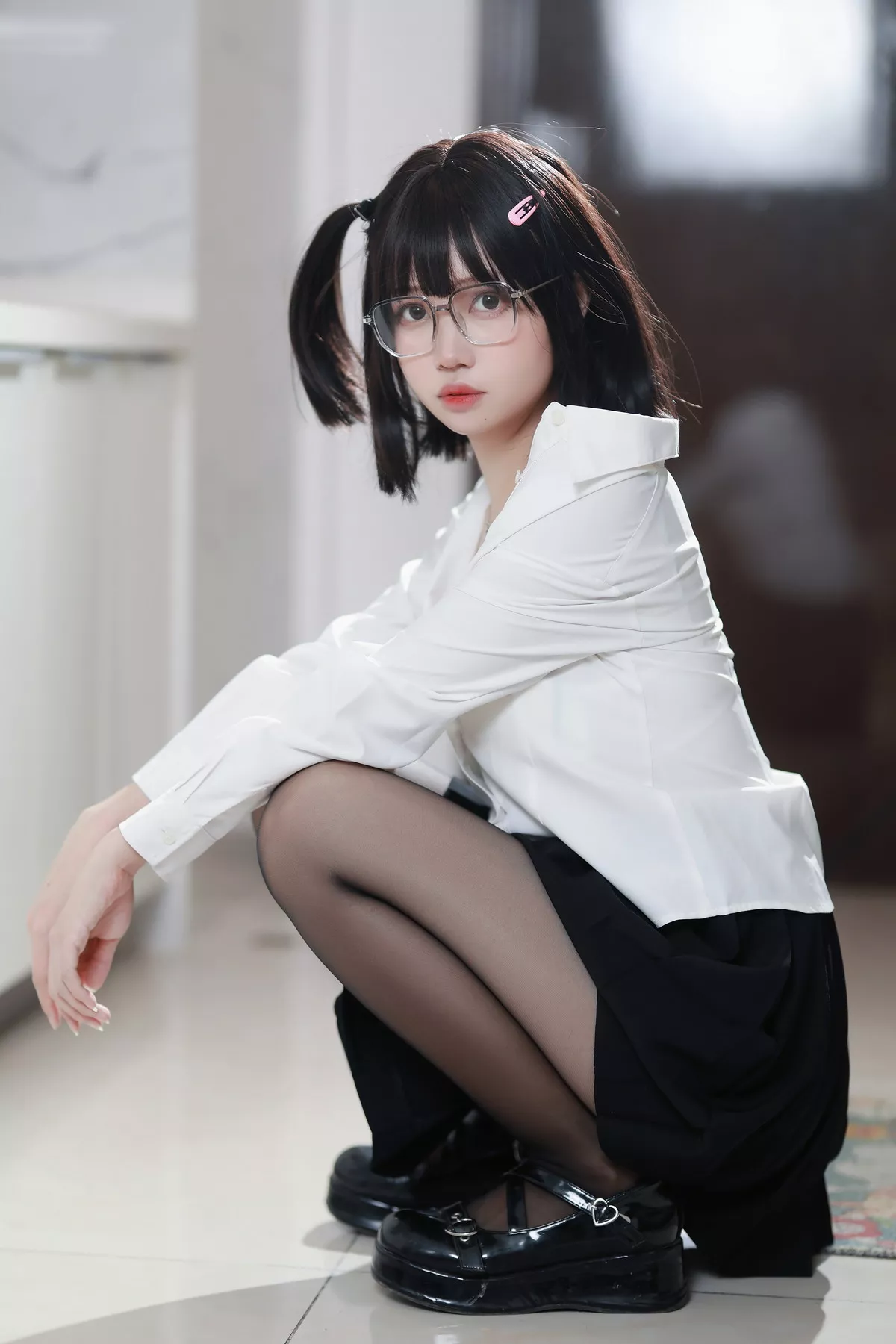 Coser美女洛桑w伊梓眼镜妹妹主题私房性感白T配黑短裙半脱露白色内衣诱惑写真32P