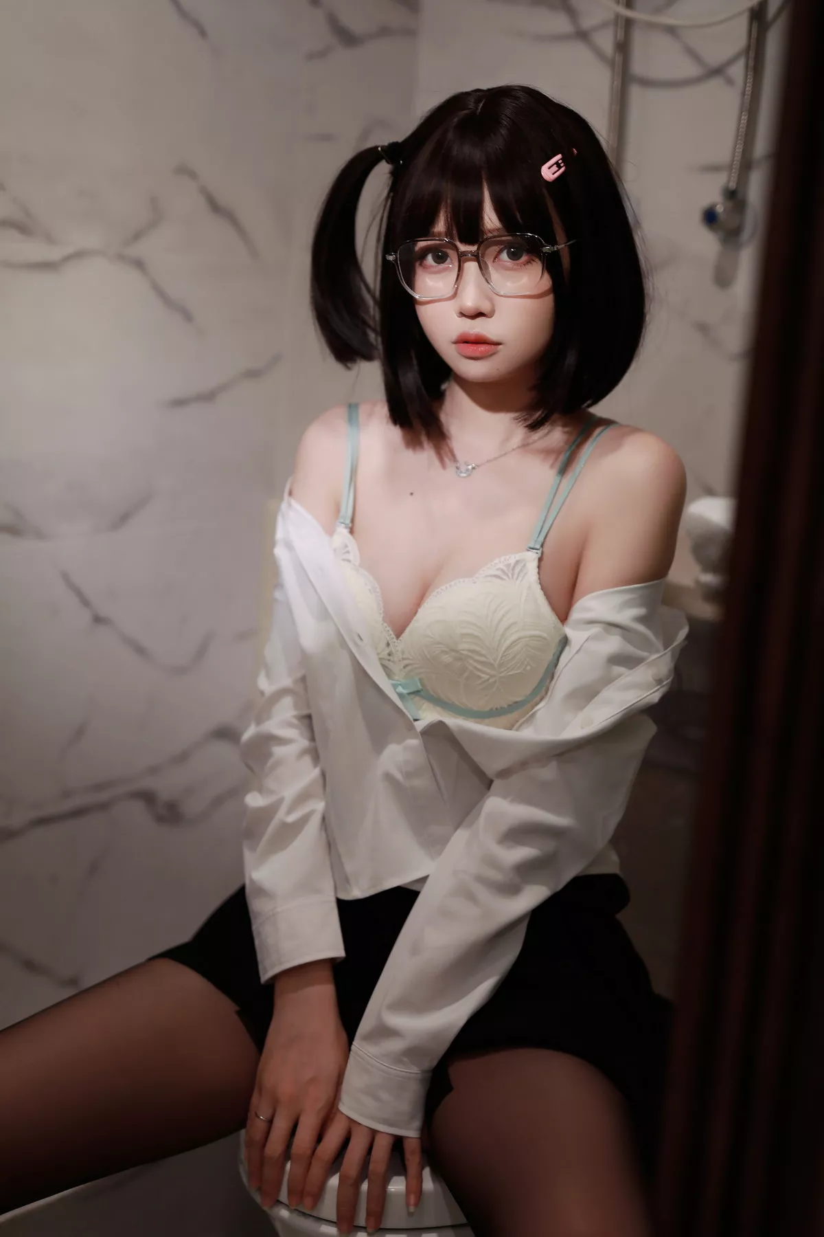 Coser美女洛桑w伊梓眼镜妹妹主题私房性感白T配黑短裙半脱露白色内衣诱惑写真32P