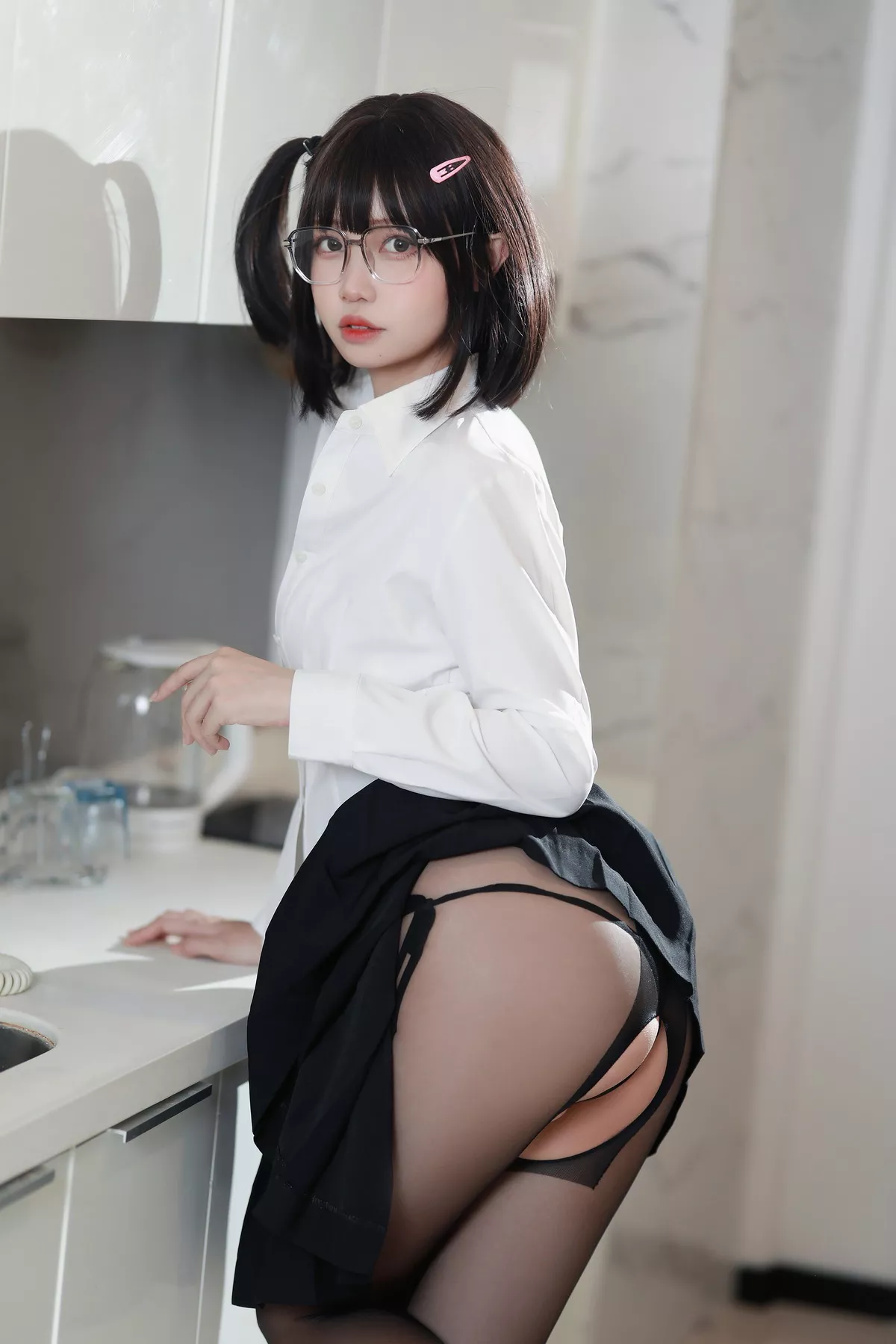 Coser美女洛桑w伊梓眼镜妹妹主题私房性感白T配黑短裙半脱露白色内衣诱惑写真32P