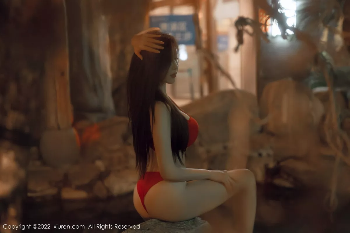 XiuRen第6014期_女神Carol周妍希温泉场景性感红色比基尼秀丰满身材诱惑写真58P