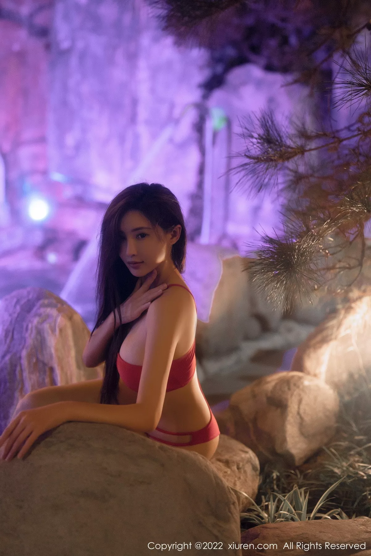 XiuRen第6014期_女神Carol周妍希温泉场景性感红色比基尼秀丰满身材诱惑写真58P