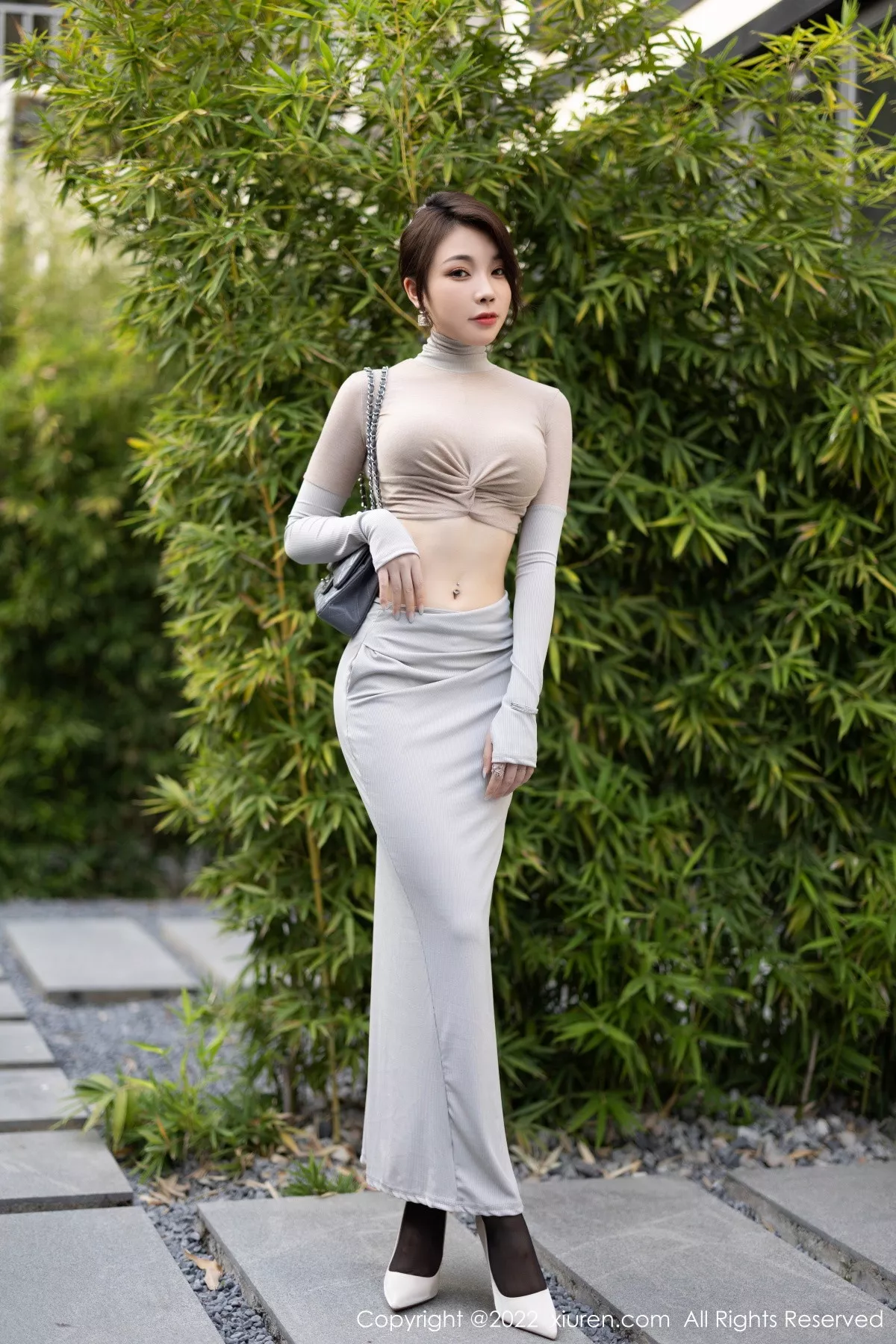 XiuRen第5895期_女神徐莉芝Booty性感浅色上衣配长裙露超薄黑丝迷人诱惑写真91P
