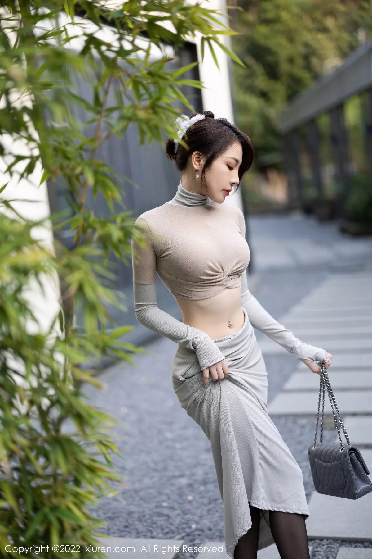 XiuRen第5895期_女神徐莉芝Booty性感浅色上衣配长裙露超薄黑丝迷人诱惑写真91P