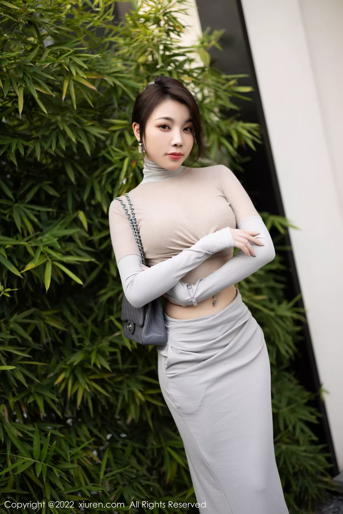 XiuRen第5895期_女神徐莉芝Booty性感浅色上衣配长裙露超薄黑丝迷人诱惑写真91P