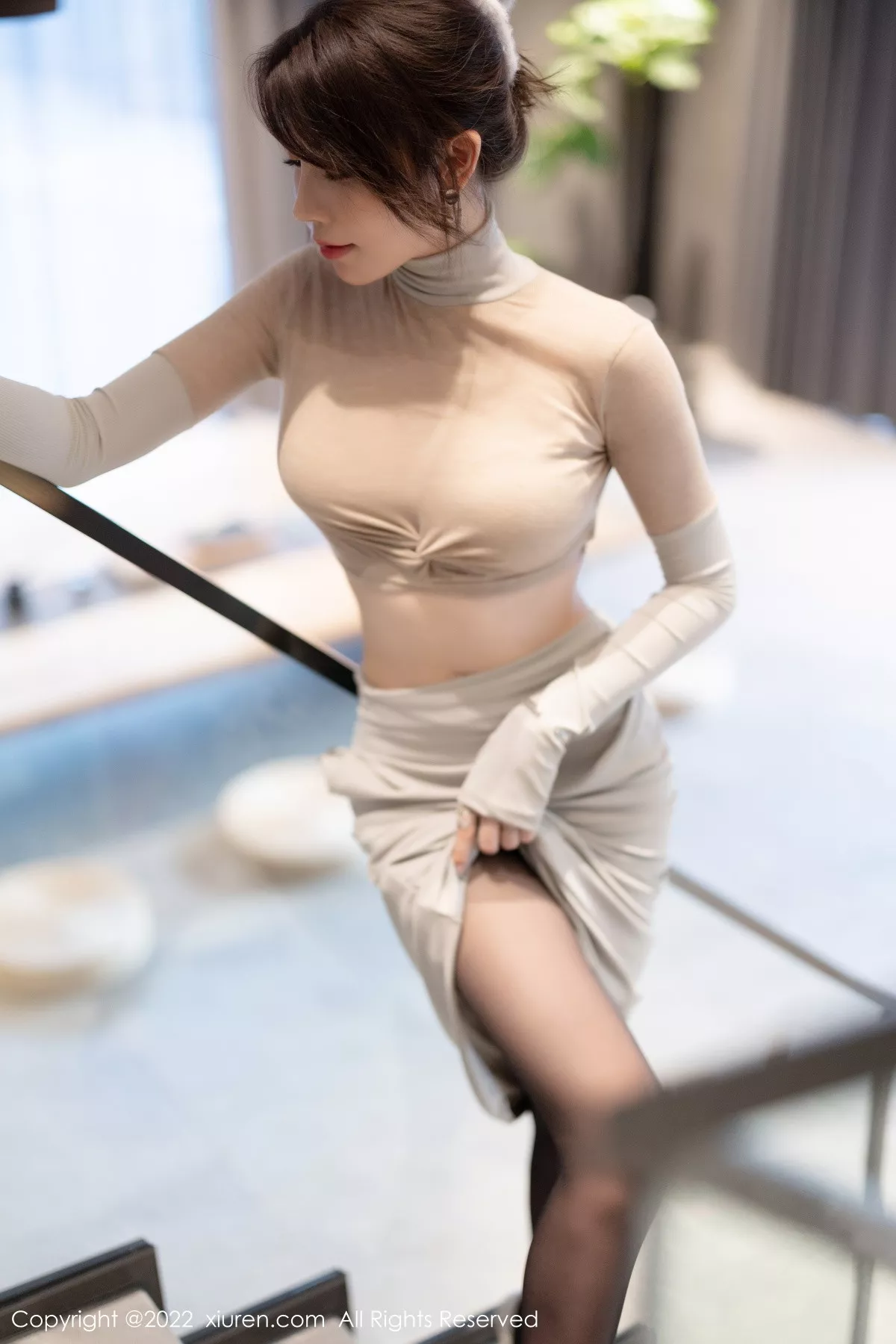 XiuRen第5895期_女神徐莉芝Booty性感浅色上衣配长裙露超薄黑丝迷人诱惑写真91P