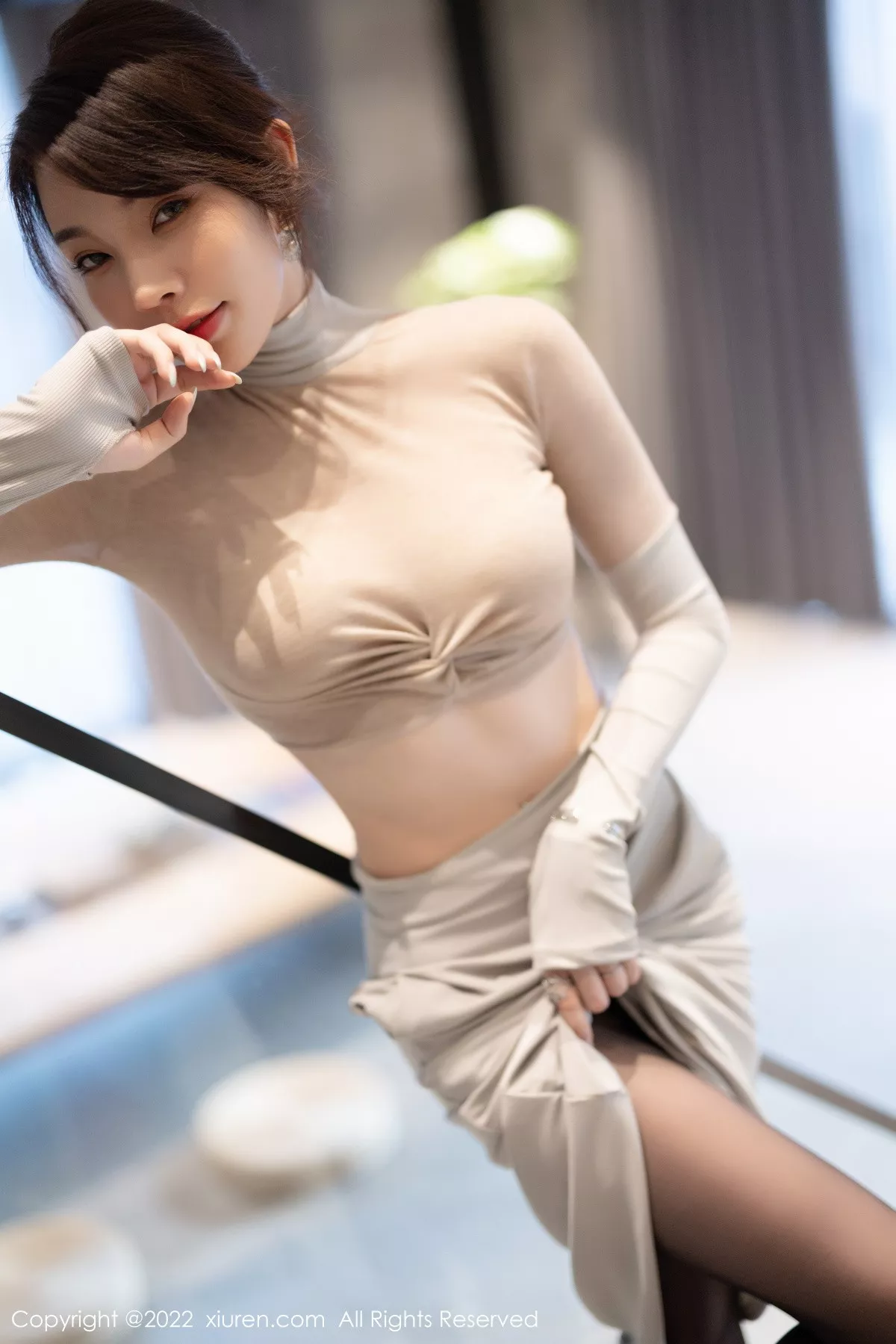 XiuRen第5895期_女神徐莉芝Booty性感浅色上衣配长裙露超薄黑丝迷人诱惑写真91P