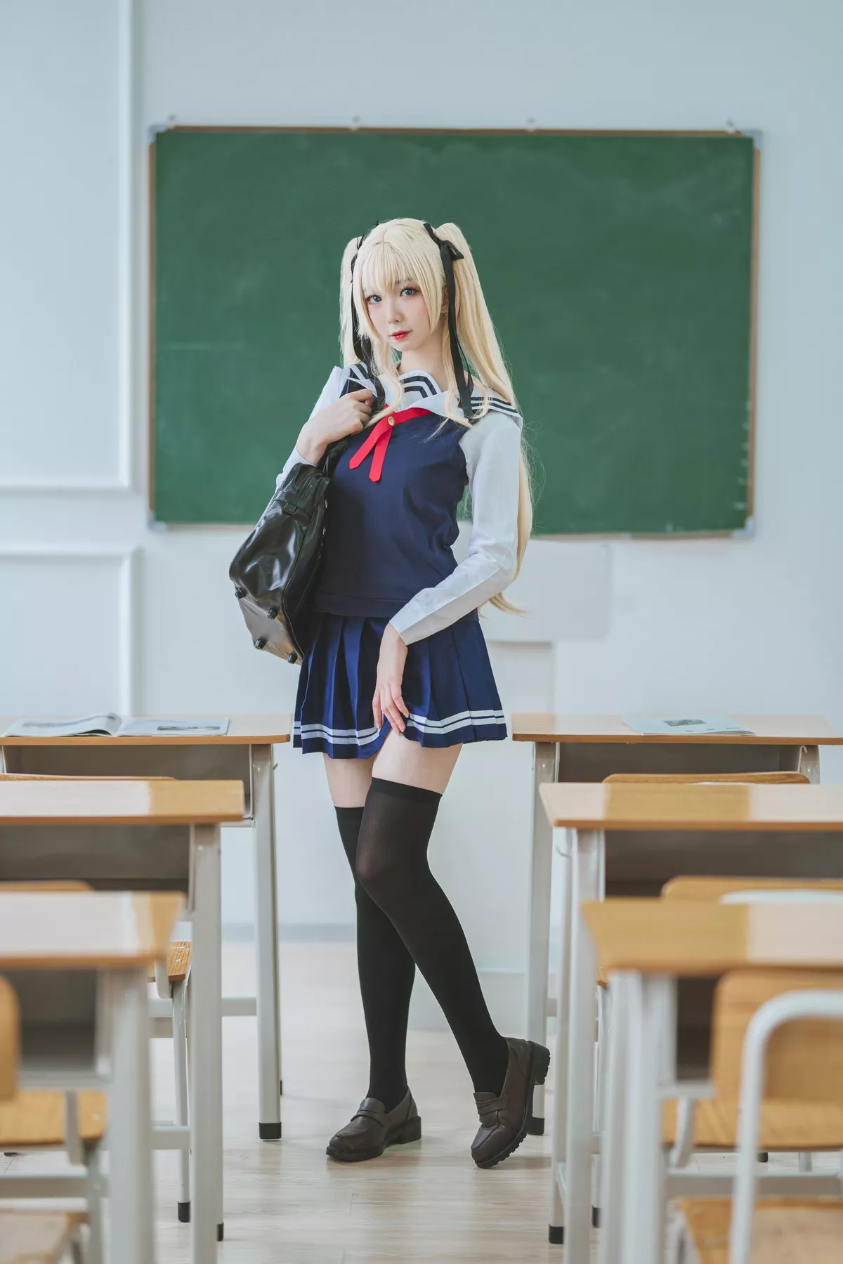 动漫博主封疆疆v英梨梨主题教室里性感学生制服配黑丝袜秀翘臀美腿迷人写真40P