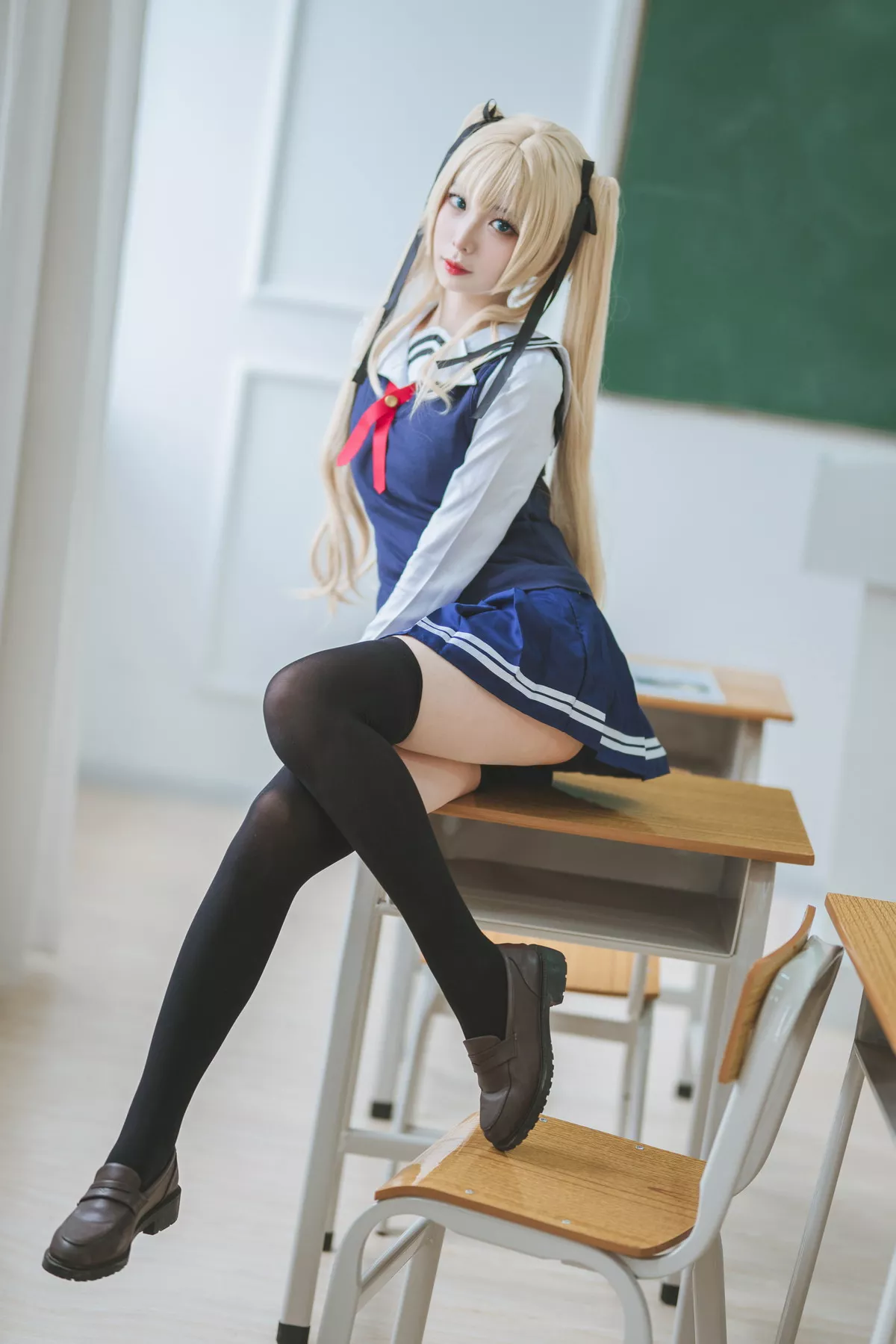 动漫博主封疆疆v英梨梨主题教室里性感学生制服配黑丝袜秀翘臀美腿迷人写真40P