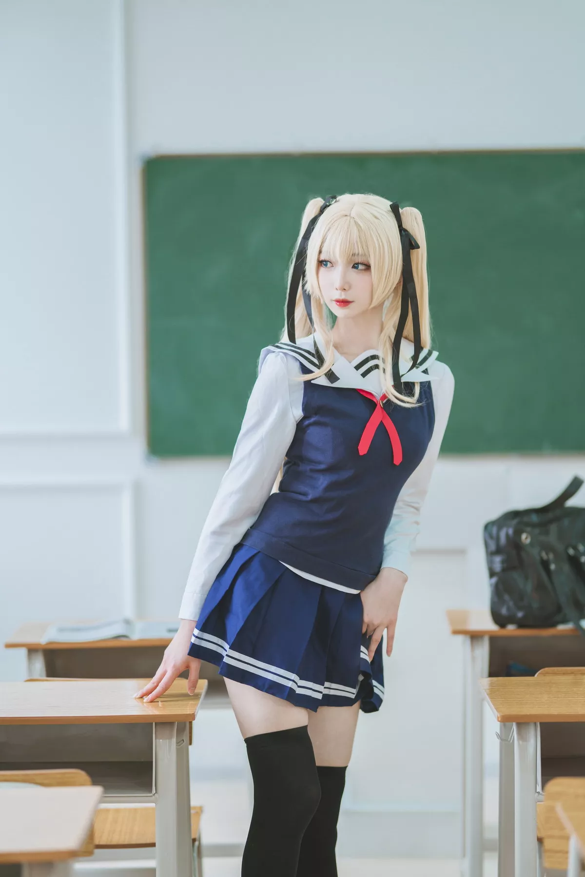 动漫博主封疆疆v英梨梨主题教室里性感学生制服配黑丝袜秀翘臀美腿迷人写真40P