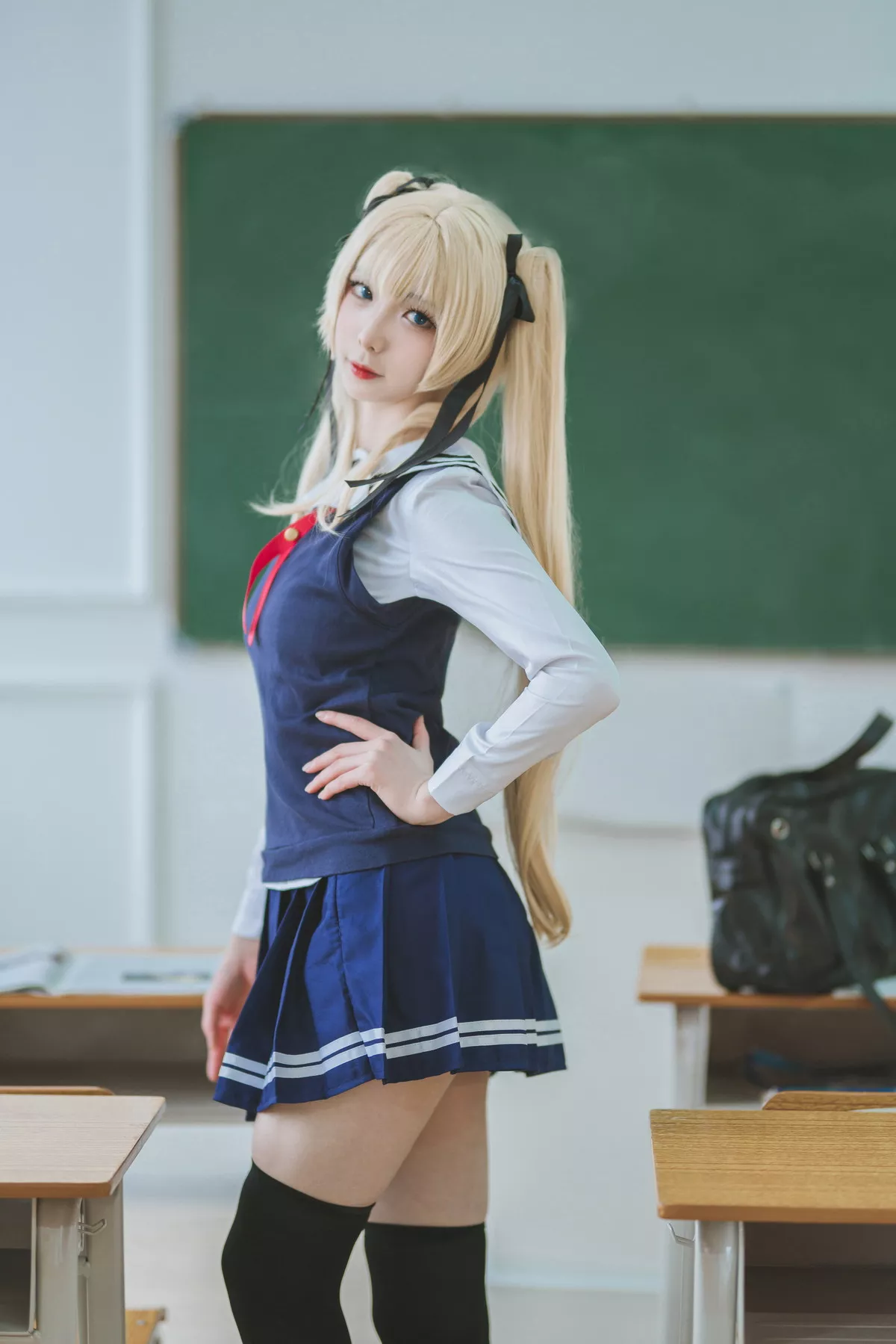 动漫博主封疆疆v英梨梨主题教室里性感学生制服配黑丝袜秀翘臀美腿迷人写真40P